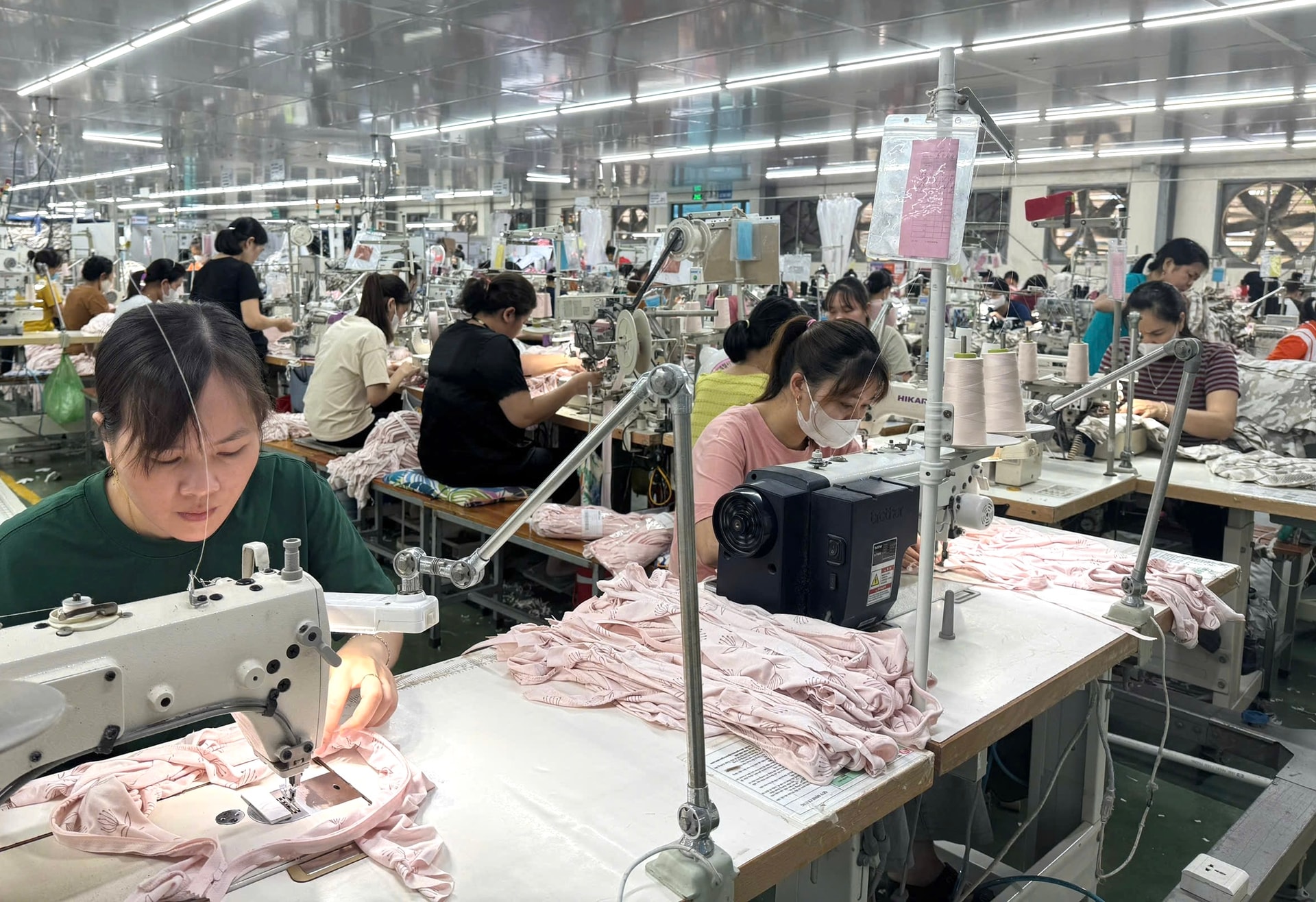 Việc điều chỉnh tăng lương tối thiểu vùng góp phần đáp ứng kỳ vọng về cải thiện thu nhập, bảo đảm đời sống người lao động.