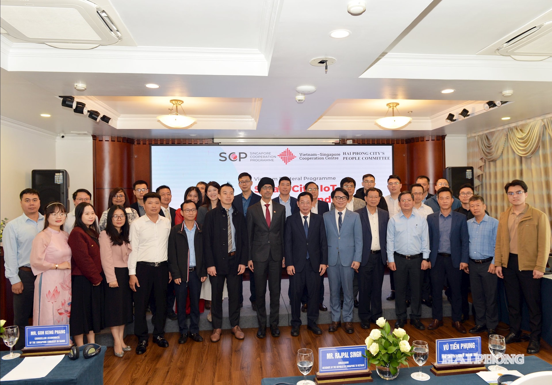 Đồng chí Vũ Tiến Phụng, Phó chủ tịch UBND thành phố cùng các đại biểu và học viên tham gia lớp tập huấn.
