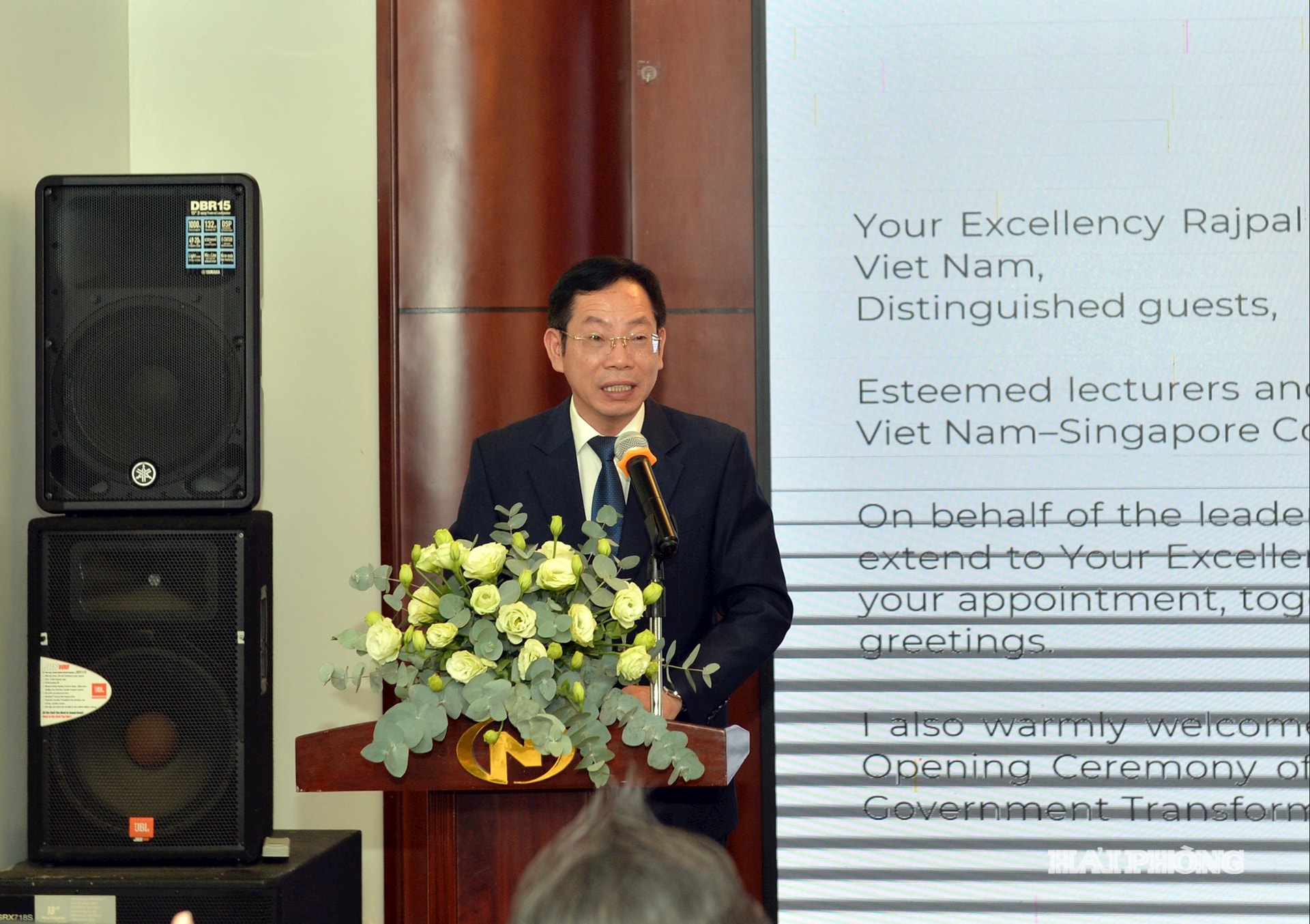 Đồng chí Vũ Tiến Phụng, Ủy viên Ban Thường vụ Thành ủy, Phó chủ tịch UBND thành phố phát biểu khai mạc khóa đào tạo.