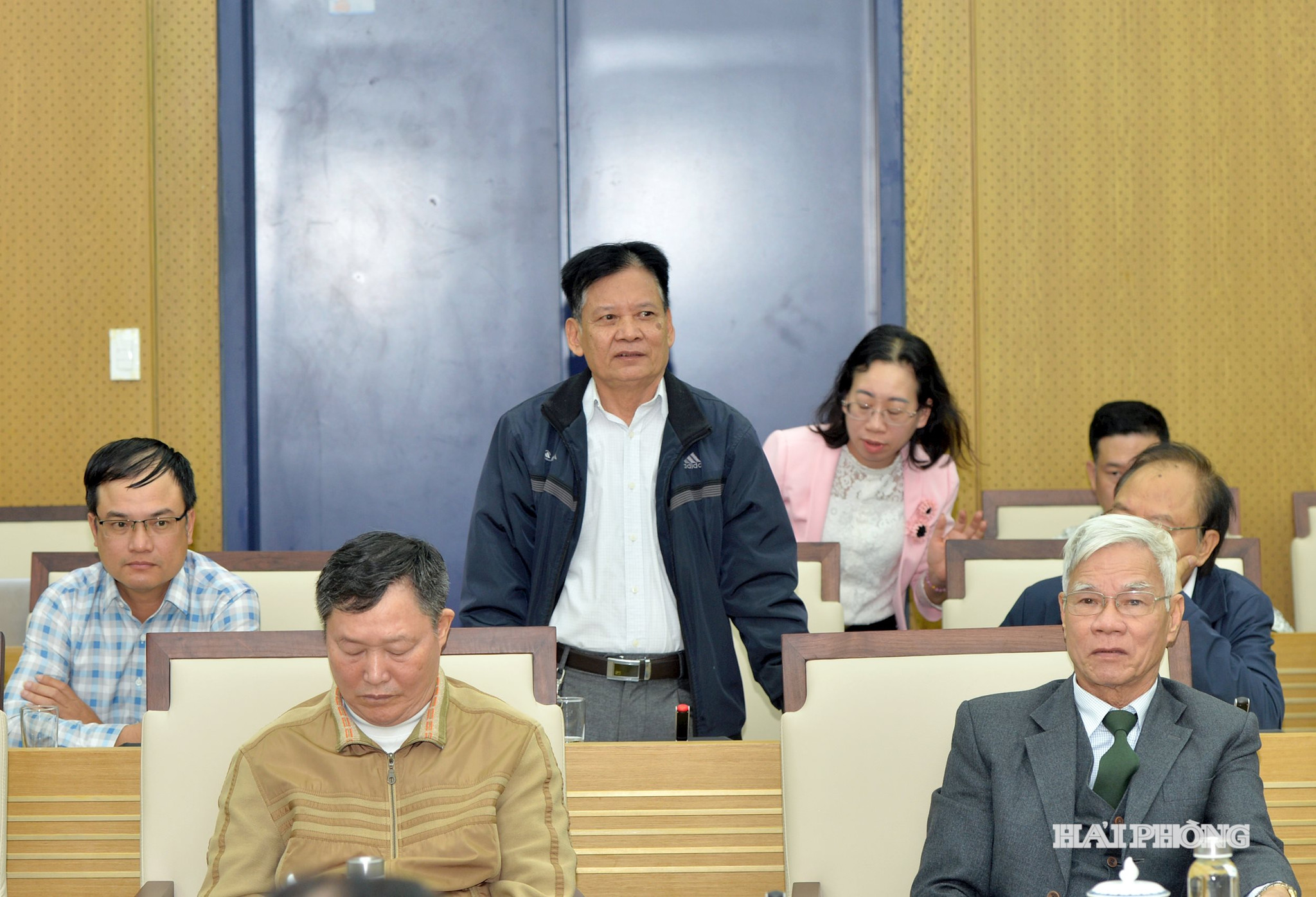 Các đại biểu đóng góp ý kiến vào các nội dung dự kiến trình kỳ họp