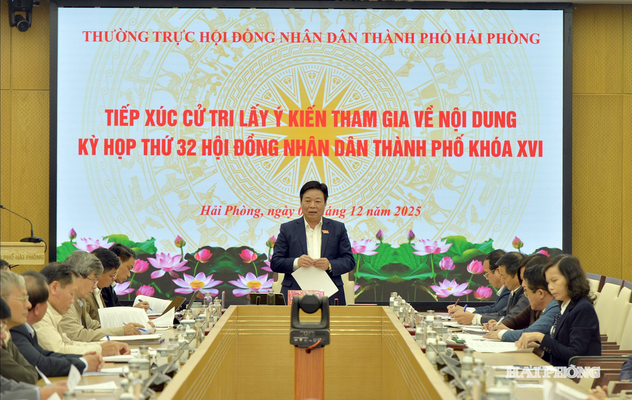 Đồng chí Nguyễn Khắc Toản, Phó chủ tịch Hội đồng nhân dân thành phố phát biểu tại hội nghị.