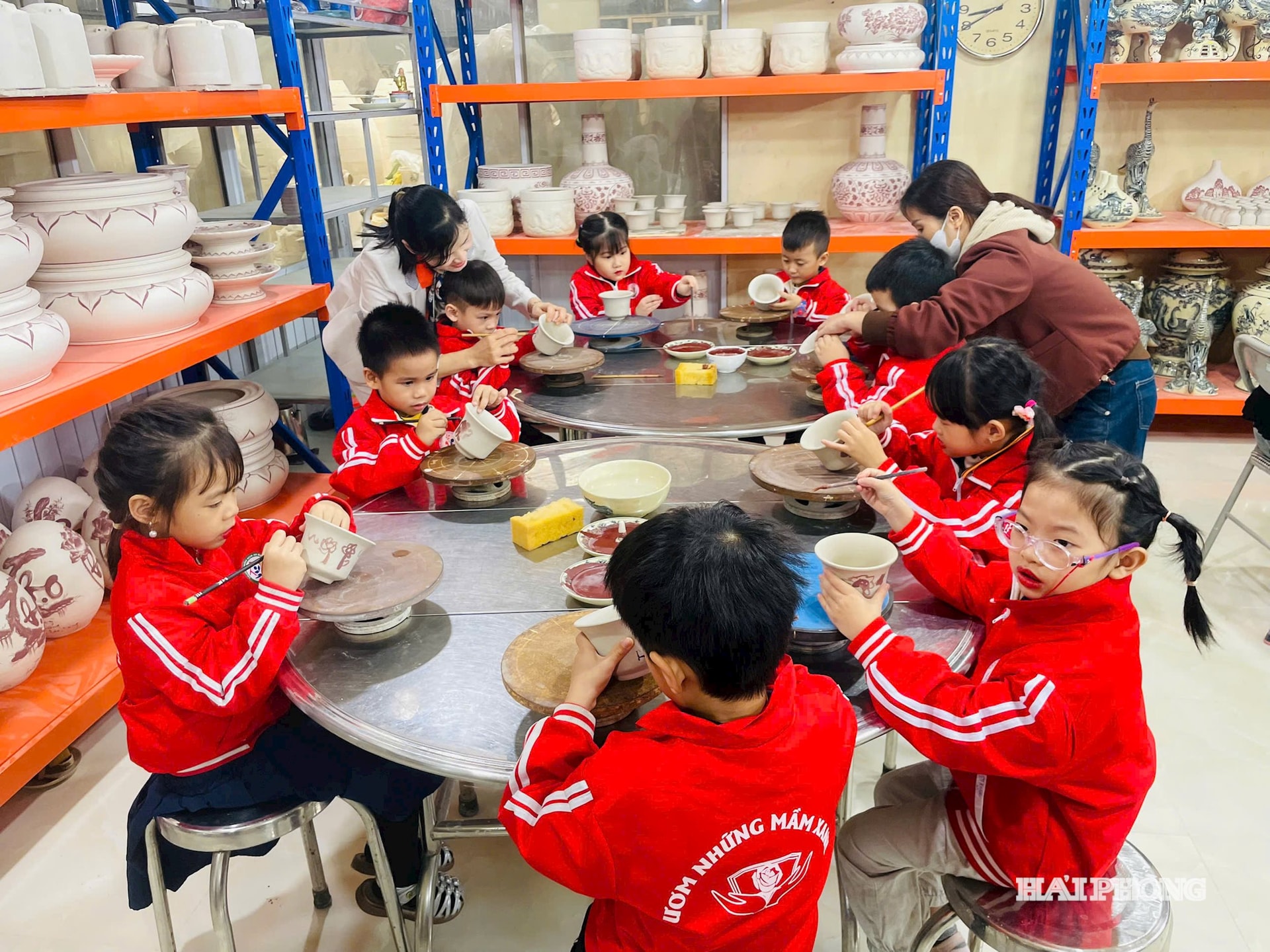 Chương trình là hoạt động thực tế quan trọng, chuẩn bị cho chuyên đề cấp thành phố “Nghề truyền thống quê em” năm học 2025 - 2026. Trong ảnh: Các bé được trải nghiệm nghề làm gốm cổ Chu Đậu ở xã Thái Tân. 