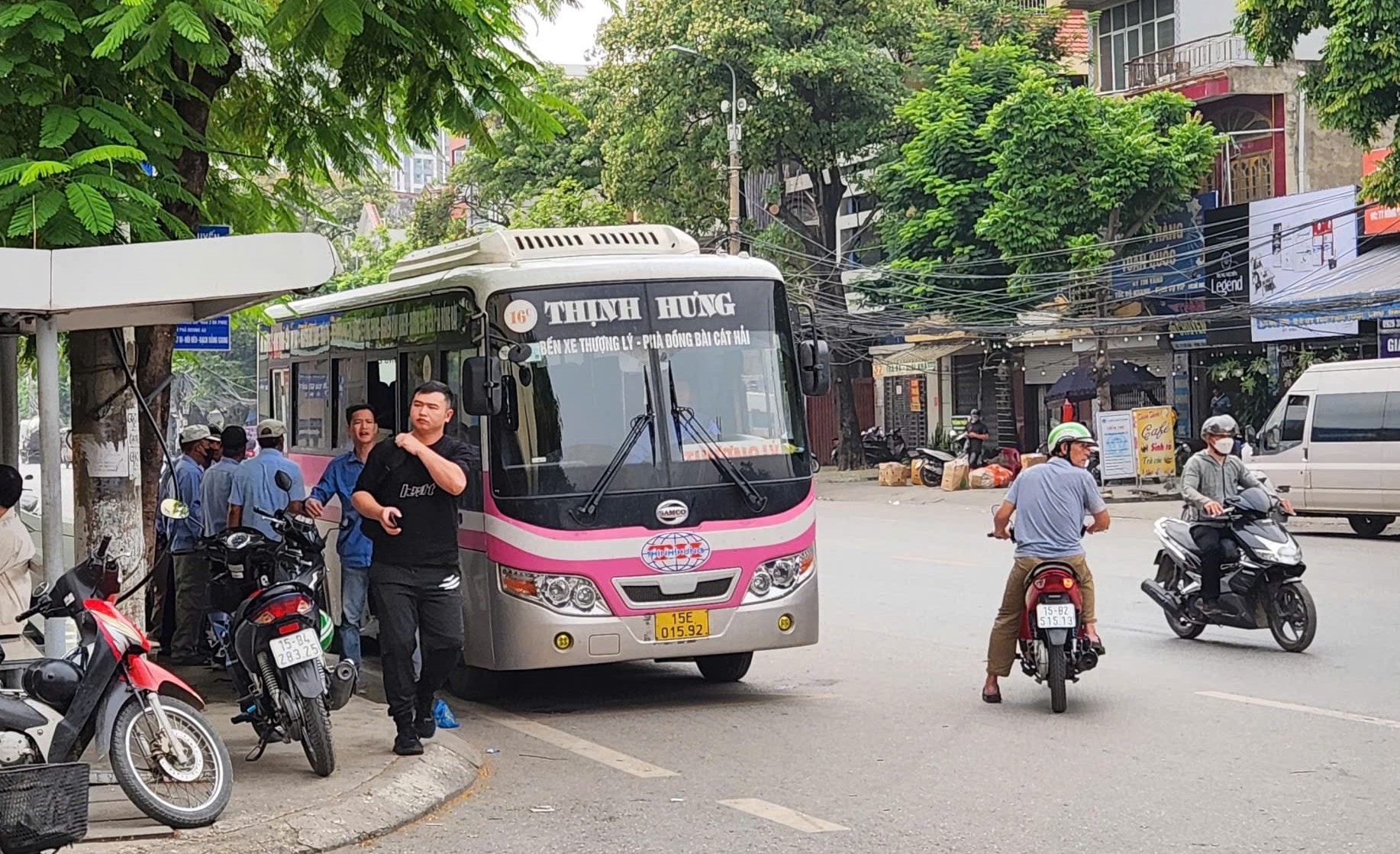 Các phương tiện công cộng (Xe bus) có tuyến nào đi qua Góc Vuông  16 Ng. 6 P. Tôn Thất Tùng?