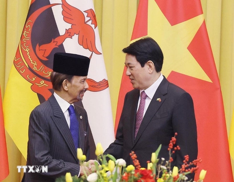 Chủ tịch nước Lương Cường và Quốc vương Brunei Darussalam Haji Hassanal Bolkiah chụp ảnh chung trước hội đàm. (Ảnh: Lâm Khánh/TTXVN)