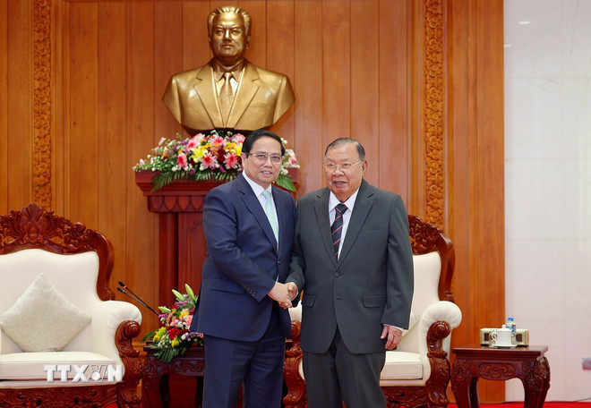 Thủ tướng Phạm Minh Chính gặp nguyên Tổng Bí thư, Chủ tịch nước Lào Bounnhang Vorachith. (Ảnh: Dương Giang/TTXVN) ttxvn-thu-tuong-pham-minh-chinh-gap-cac-nguyen-lanh-dao-cua-lao-1001-1.jpg