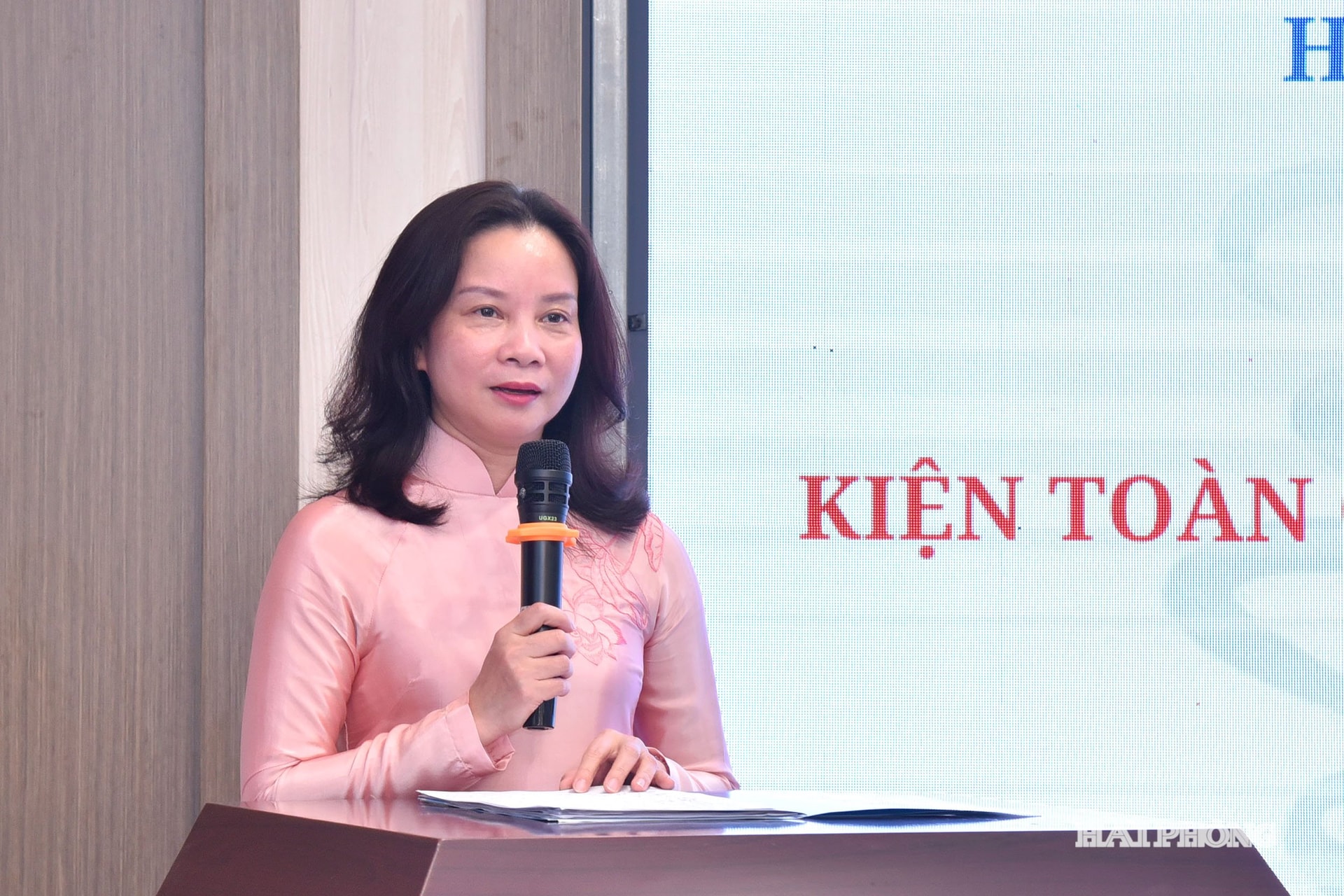 Đồng chí Trần Thu Hương, Phó chủ tịch Ủy ban MTTQ Việt Nam thành phố phát biểu tại hội nghị.