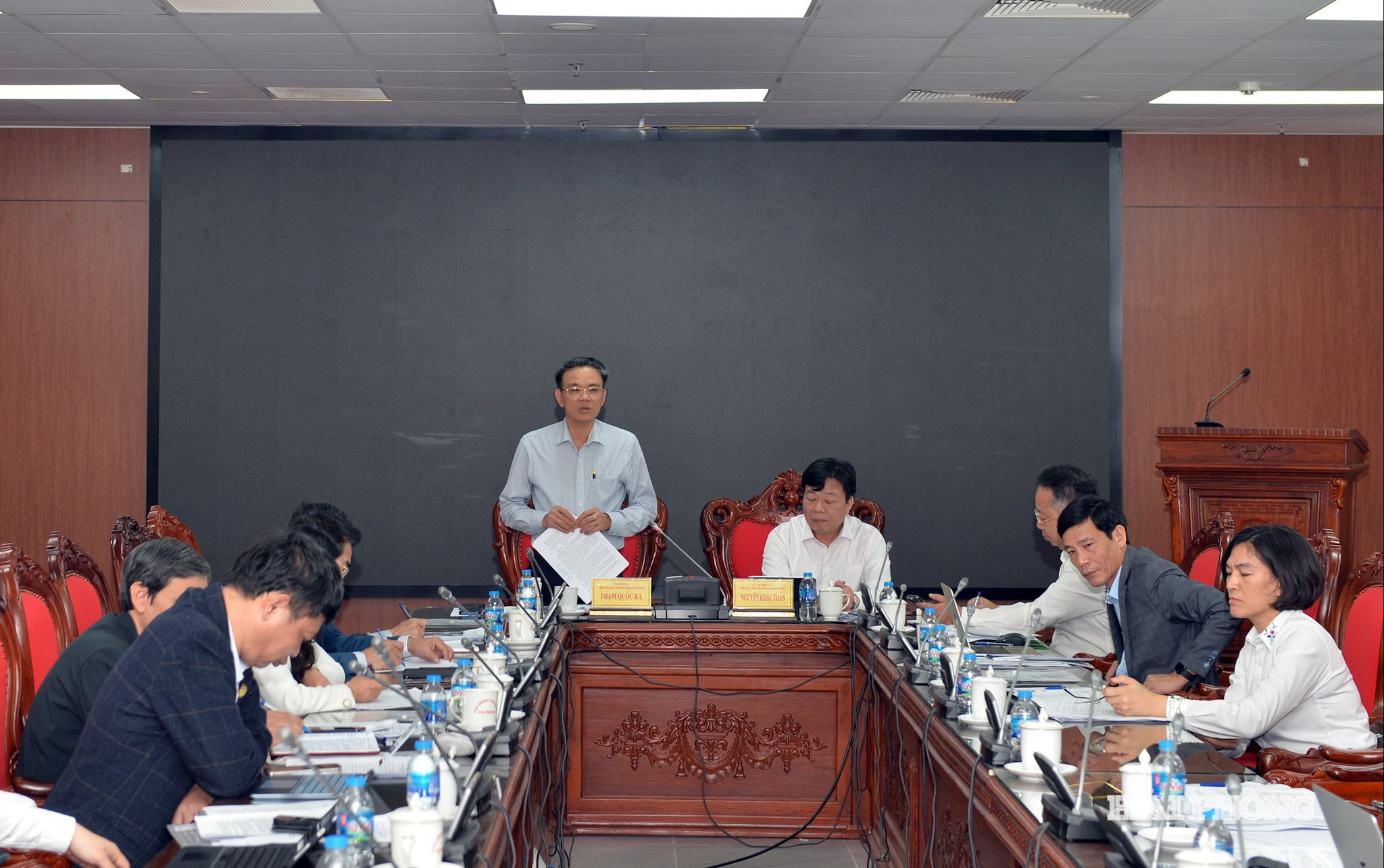 Đồng chí Phạm Quốc Ka, Trưởng Ban pháp chế, Hội đồng nhân dân thành phố phát biểu kết luận tại hội nghị.