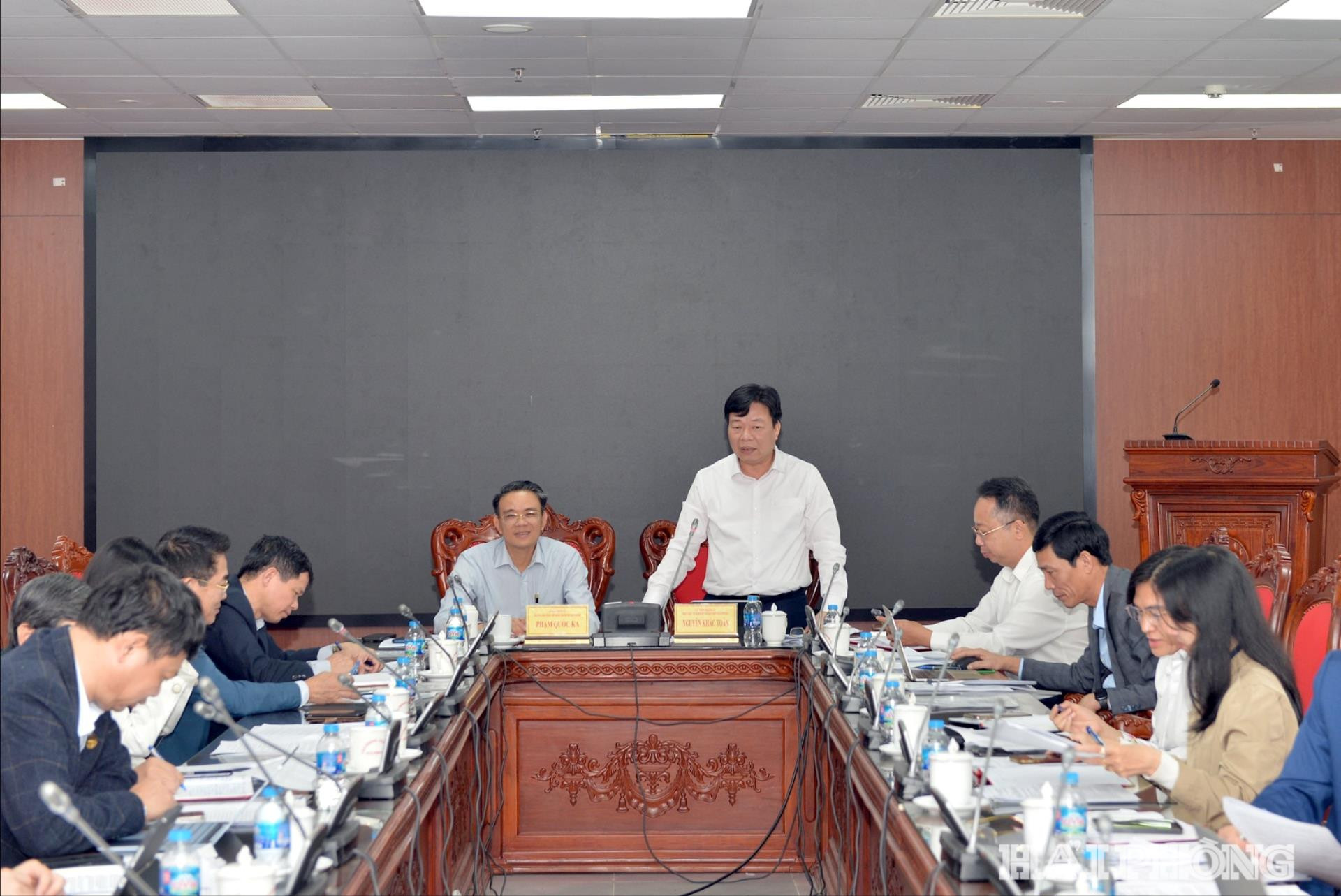 Đồng chí Nguyễn Khắc Toản, Phó chủ tịch Hội đồng nhân dân thành phố phát biểu tại hội nghị.
