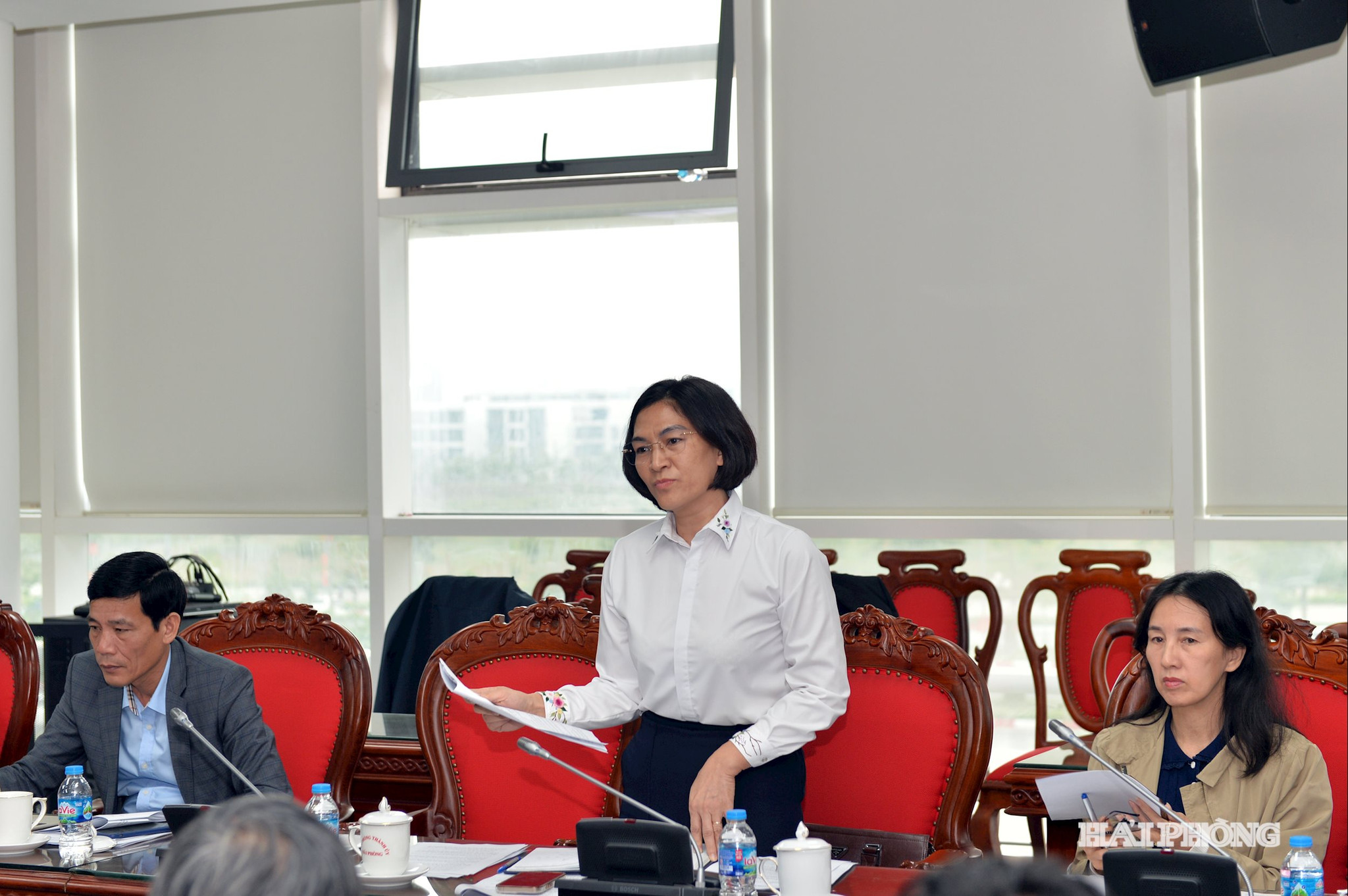 Các đại biểu tham gia ý kiến vào nội dung tờ trình tại hội nghị