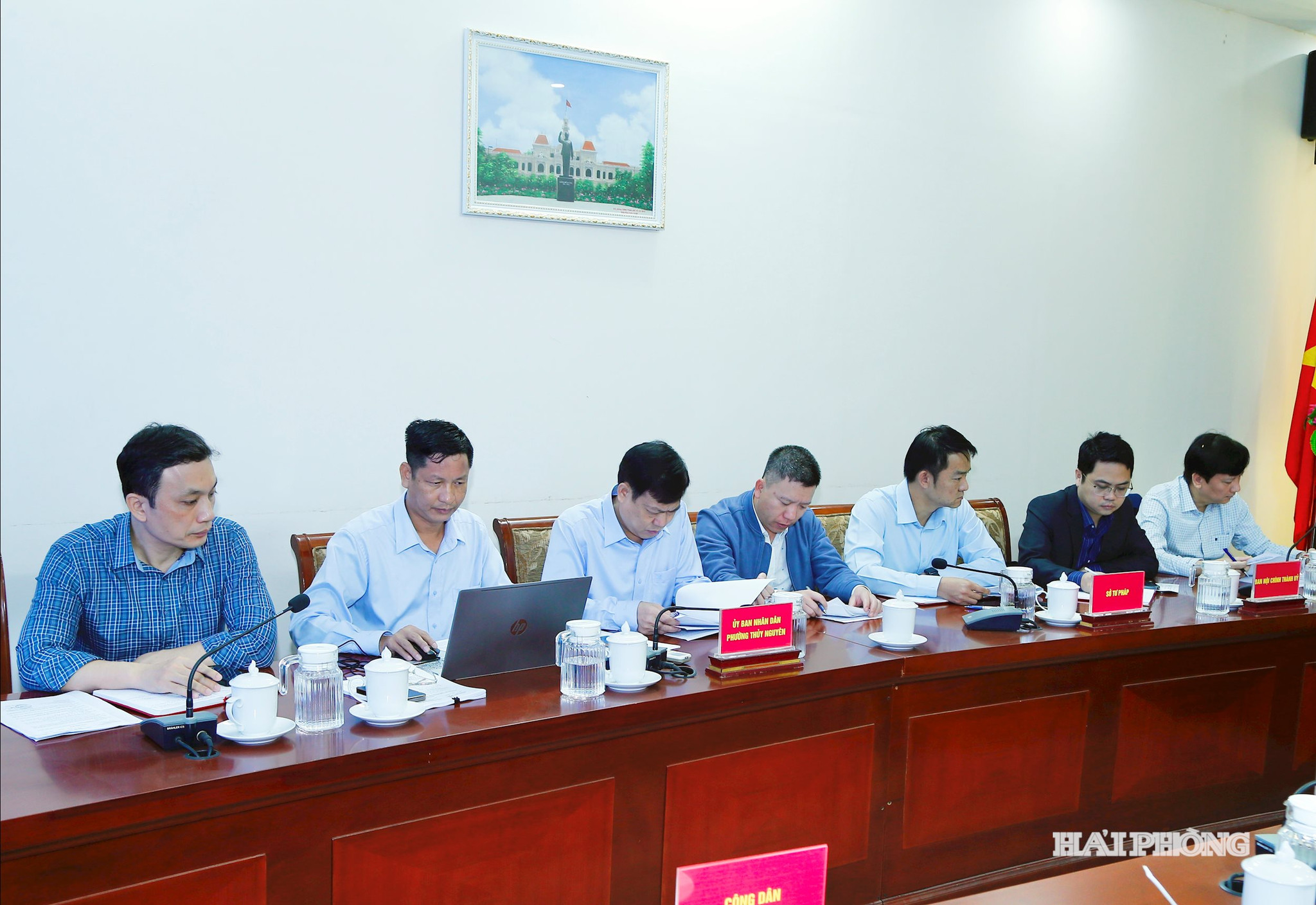 Đại diện các ban, ngành, cơ quan chức năng tại cuộc làm việc.