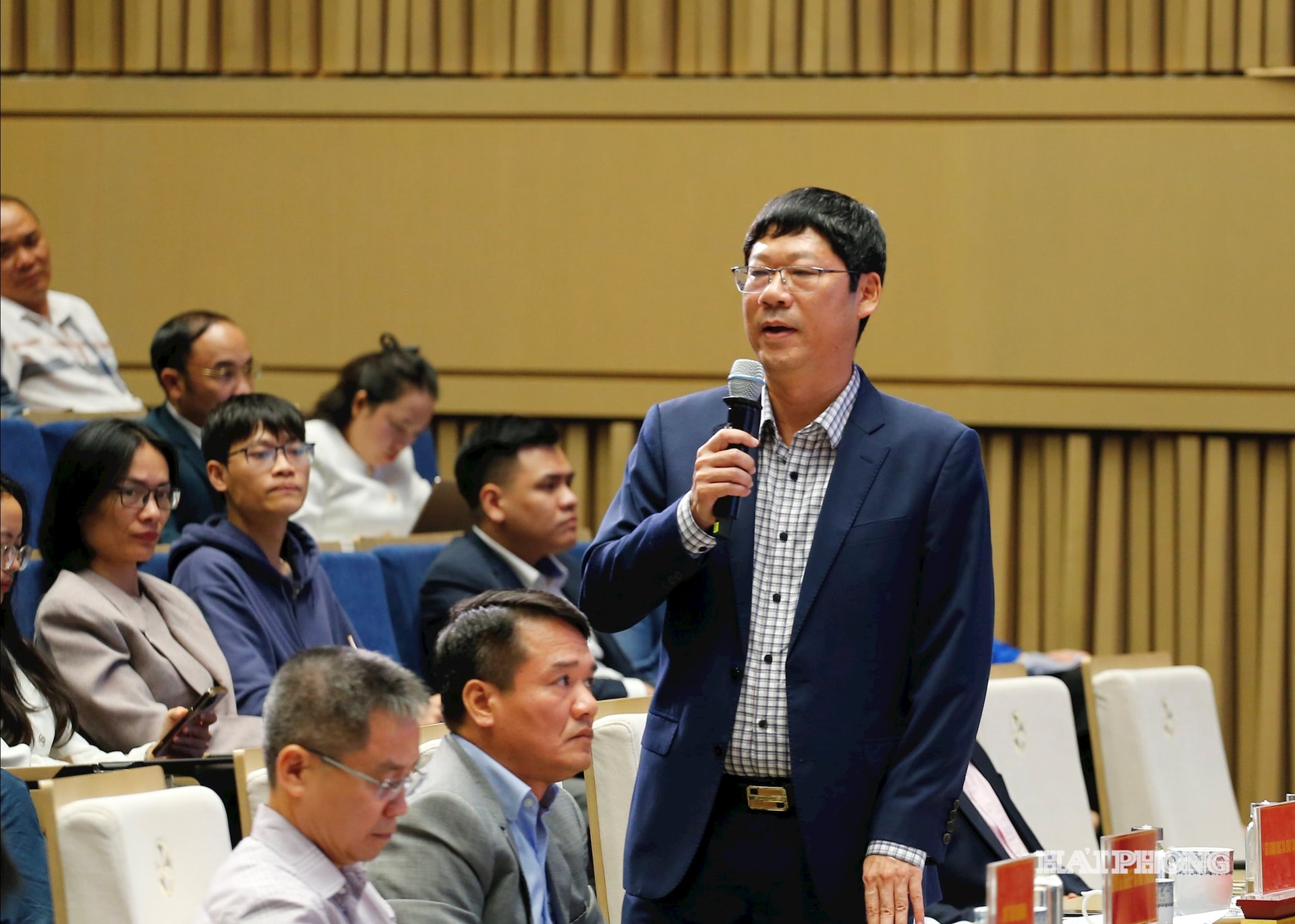 Lãnh đạo Sở Giáo dục và Đào tạo trả lời các câu hỏi, kiến nghị của Đoàn viên tại chương trình.