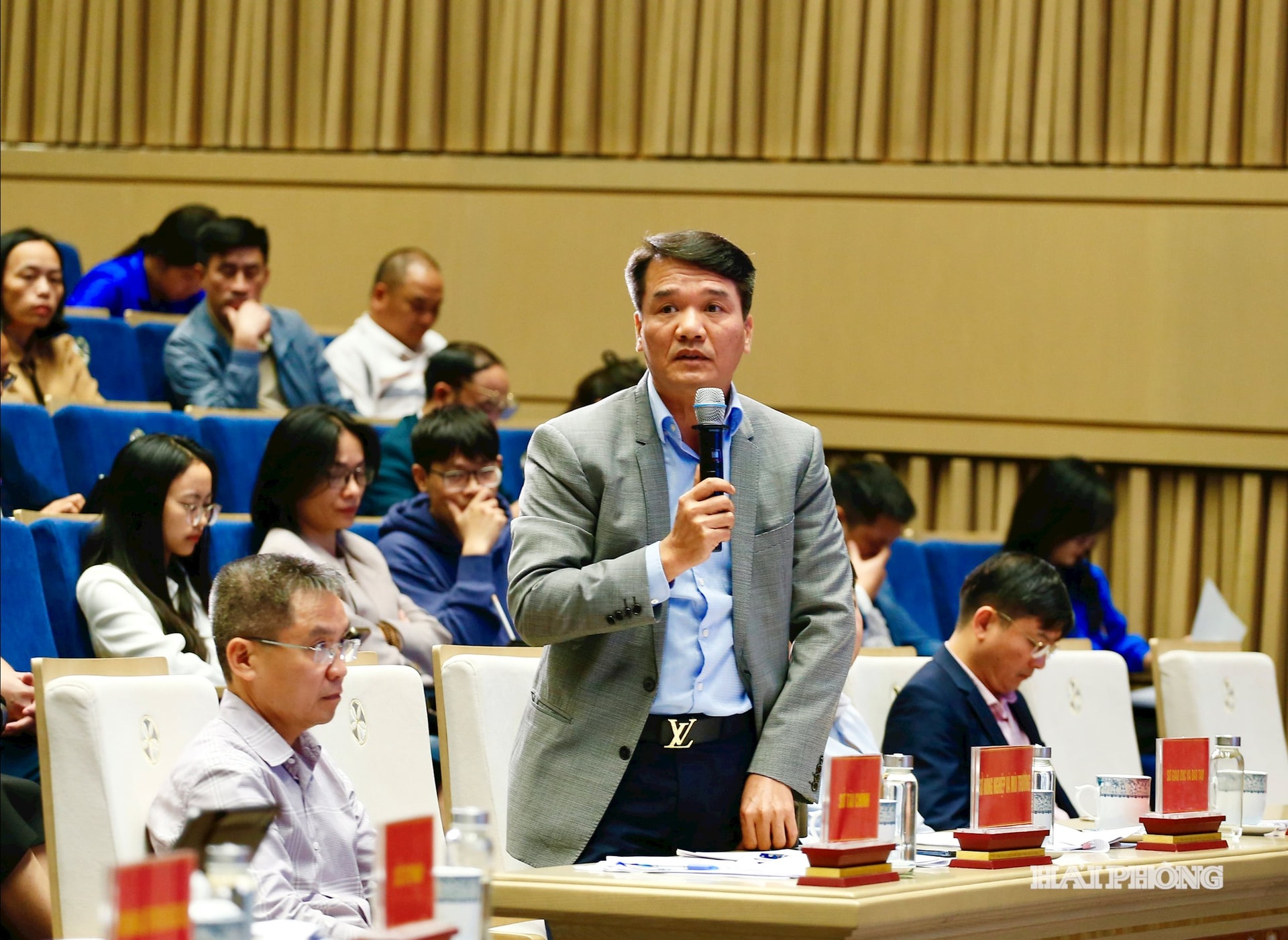 Lãnh đạo Sở Nông nghiệp và Môi trường trả lời các câu hỏi, kiến nghị của Đoàn viên tại chương trình.