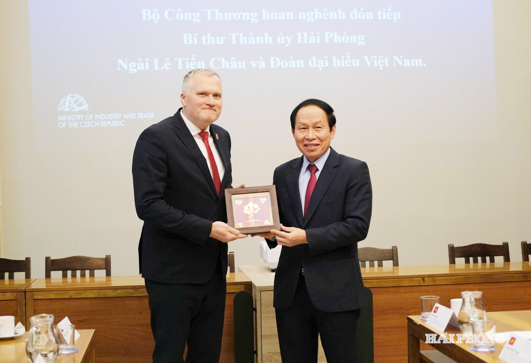 Le Tien Chau besöker USA i sektion 1