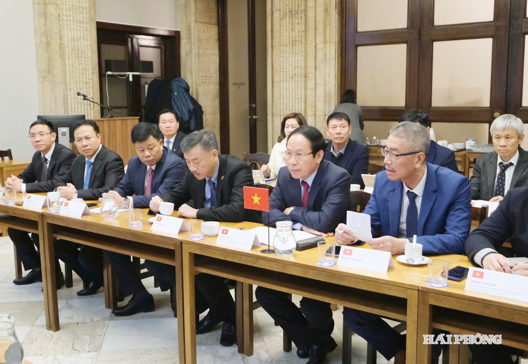 Le Tien Chau besöker USA i avsnitt 4