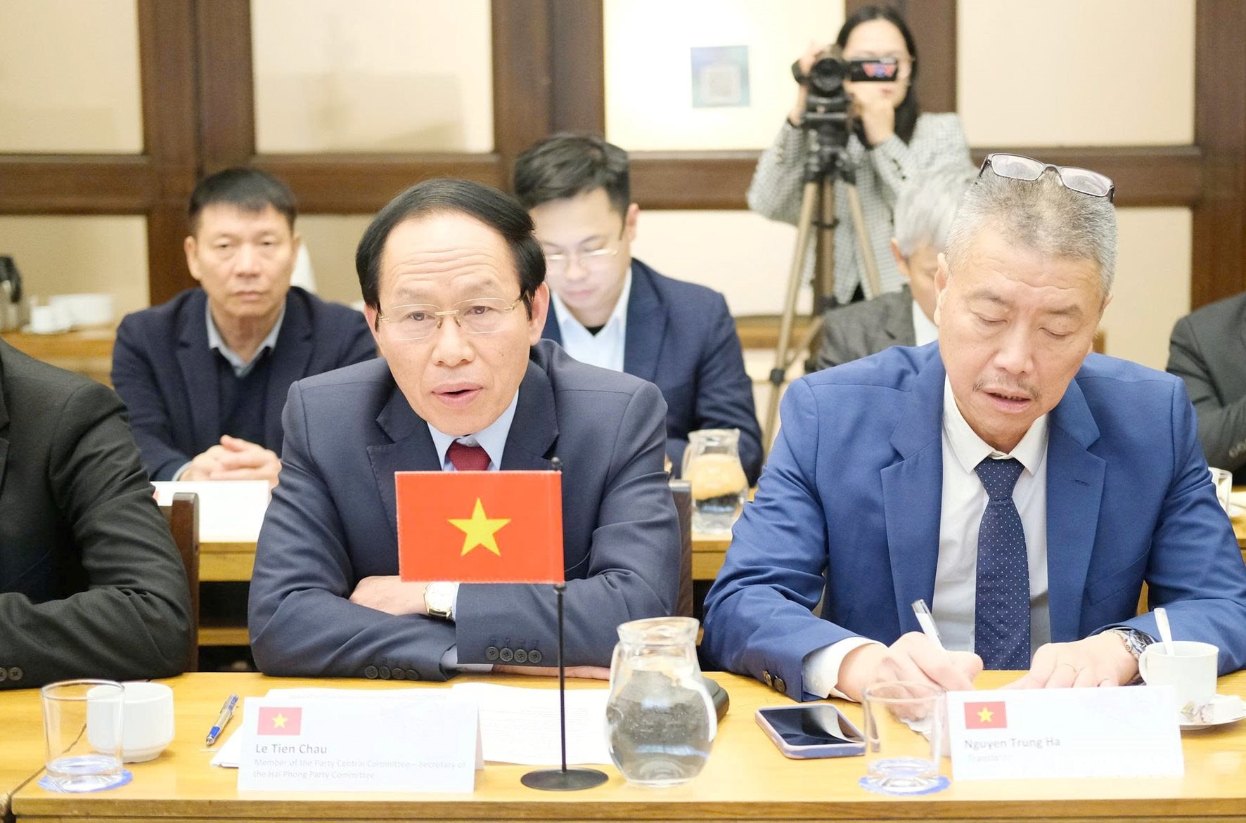 Le Tien Chau besöker blomstermarknaden, avsnitt 5