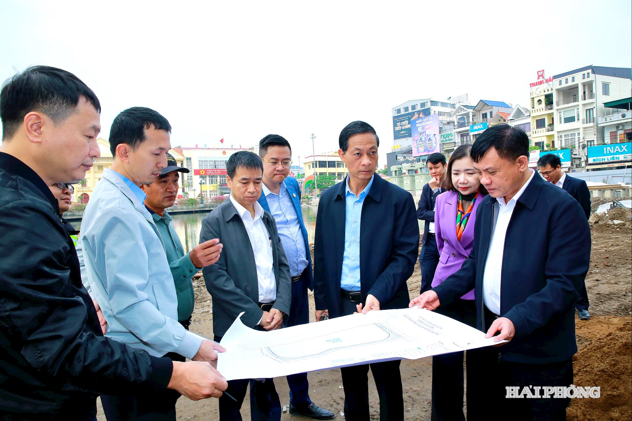 Đồng chí Đỗ Mạnh Hiến, Phó bí thư Thường trực Thành uỷ cùng lãnh đạo phường Lê Chân kiểm tra tiến độ thi công cải tạo Hồ Sen, phường Lê Chân.