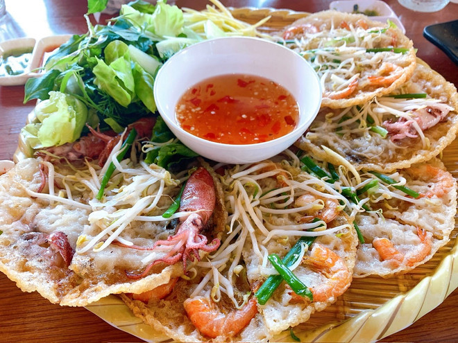 Bánh xèo. (Ảnh: Mai Mai/Vietnam+) z5263736319426-58c09f31982142d455937a82e5504e40.jpg