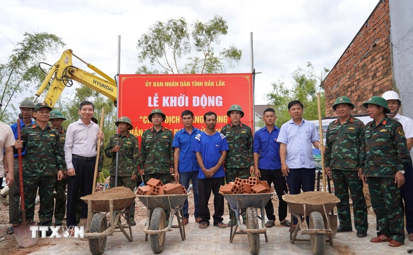 Lãnh đạo tỉnh Đắk Lắk cùng người dân xã Tuy An Bắc thực hiện nghi thức động thổ xây dựng nhà ở. (Ảnh: Tường Quân/TTXVN)