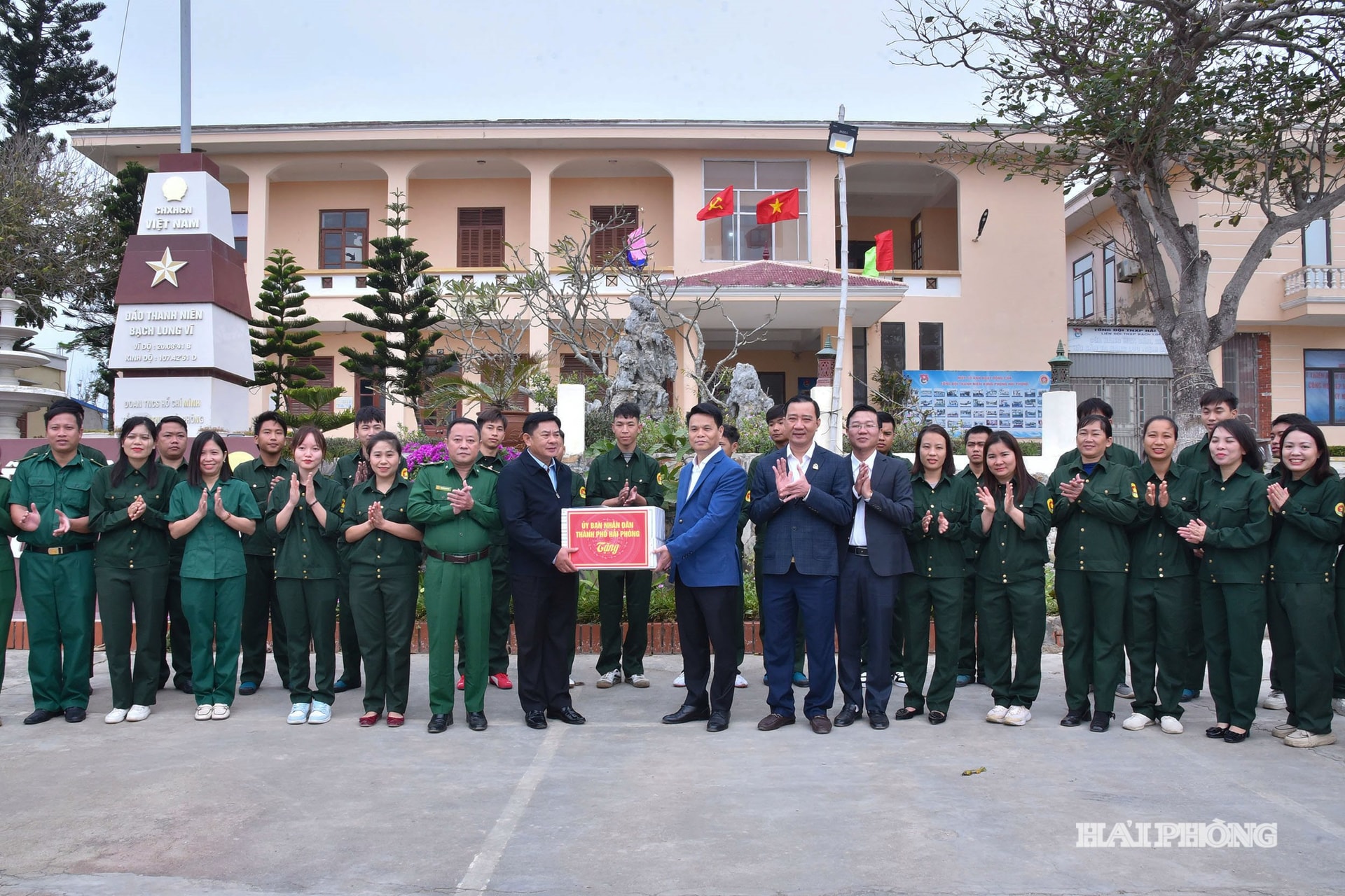 Đồng chí Lê Ngọc Châu, Phó bí thư Thành uỷ, Chủ tịch UBND thành phố thăm, tặng quà Liên đội Thanh niên xung phong.