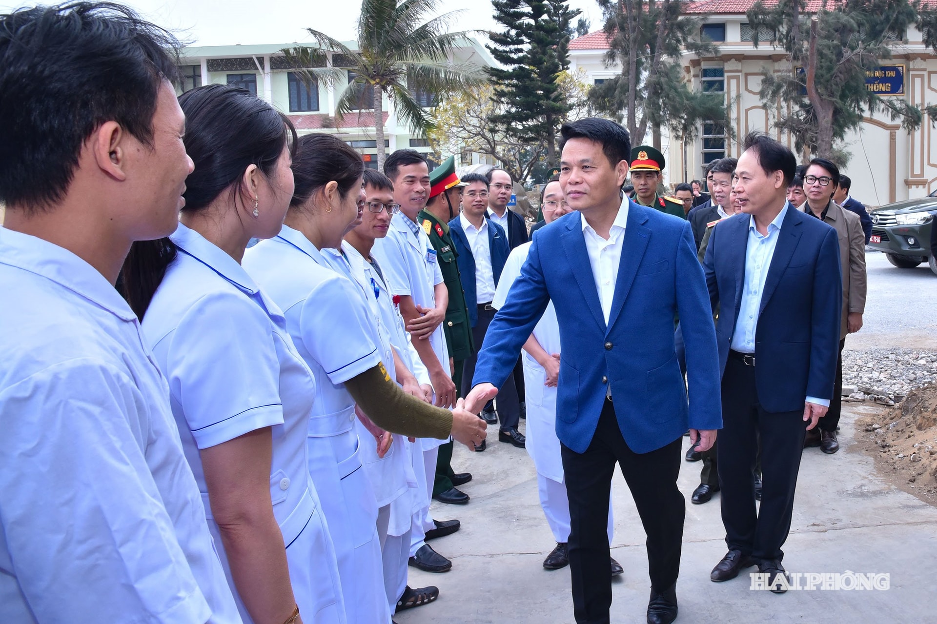 Chủ tịch UBND thành phố thăm hỏi, động viên cán bộ, y, bác sĩ đang làm việc tại Trung tâm Y tế quân dân y Đặc khu Bạch Long Vĩ.