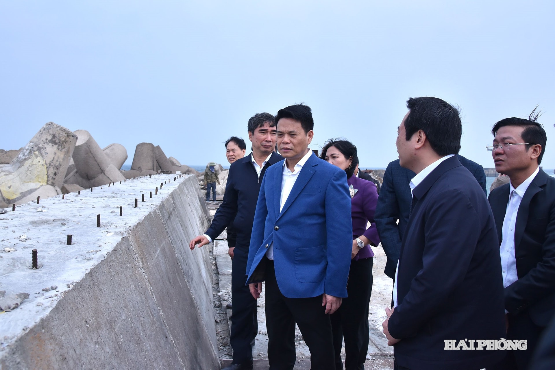 Đồng chí Lê Ngọc Châu, Phó bí thư Thành uỷ, Chủ tịch UBND thành phố kiểm tra một số dự án trên địa bàn Đặc khu Bạch Long Vĩ.