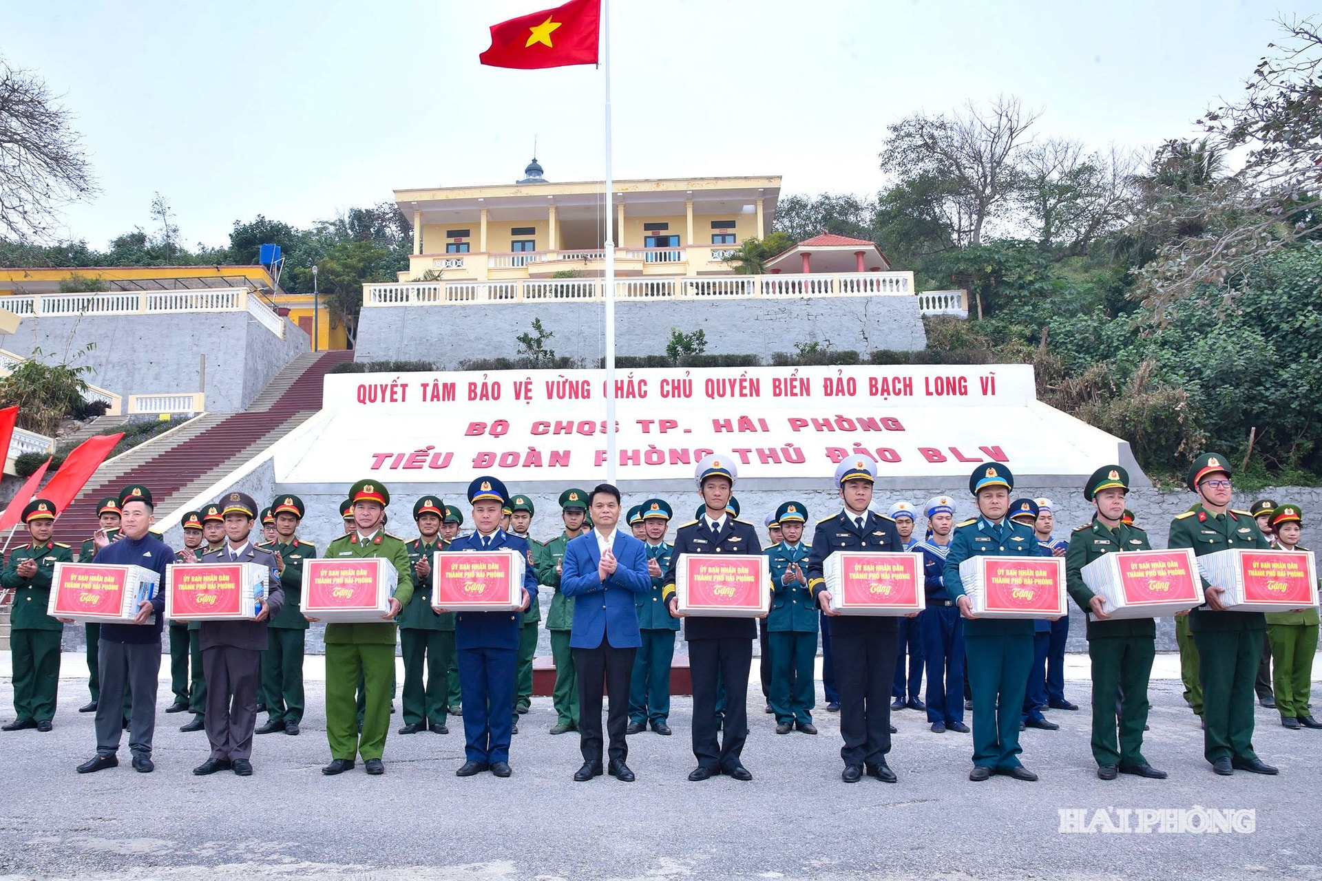 Đồng chí Lê Ngọc Châu, Phó bí thư Thành uỷ, Chủ tịch UBND thành phố thăm, tặng quà một số đơn vị đóng quân trên địa bàn Đặc khu Bạch Long Vĩ.