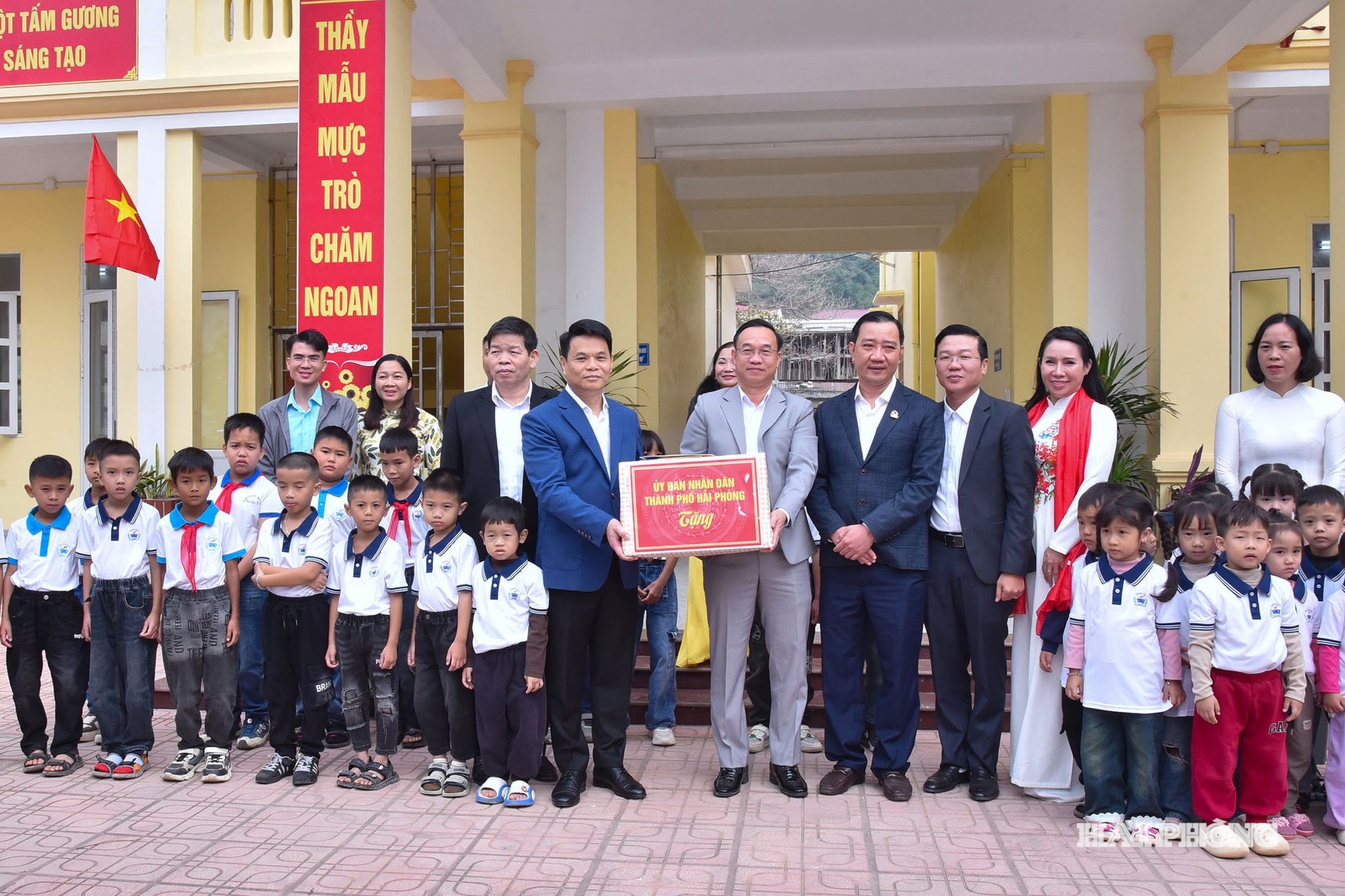 Đồng chí Lê Ngọc Châu, Phó bí thư Thành uỷ, Chủ tịch UBND thành phố thăm, tặng quà thầy và trò Trường Tiểu học- Mẫu giáo Đặc khu Bạch Long Vĩ.