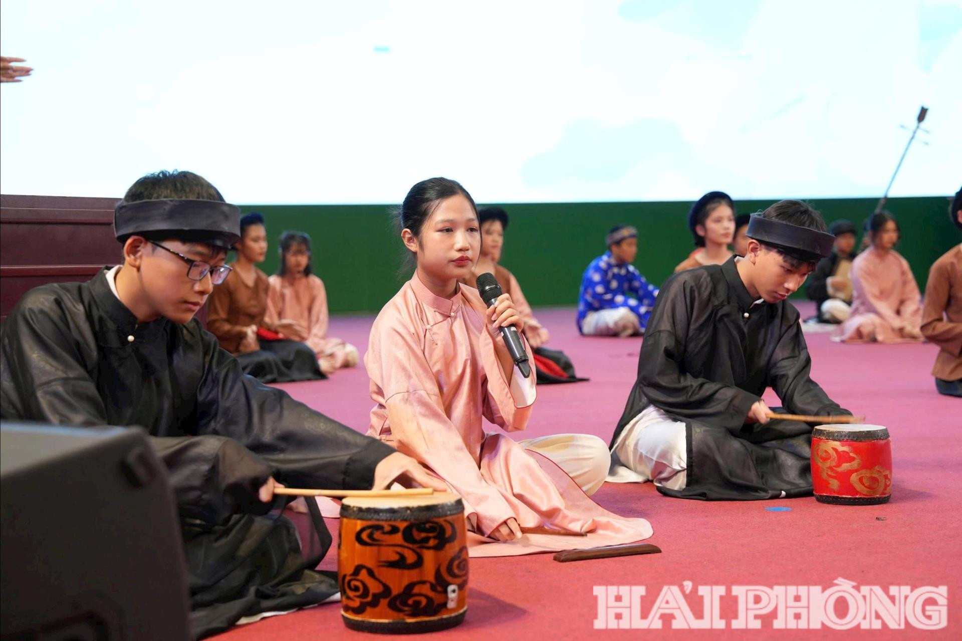gen-h-dua-van-hoa-truyen-thong-vao-truong-hoc1(1).jpg