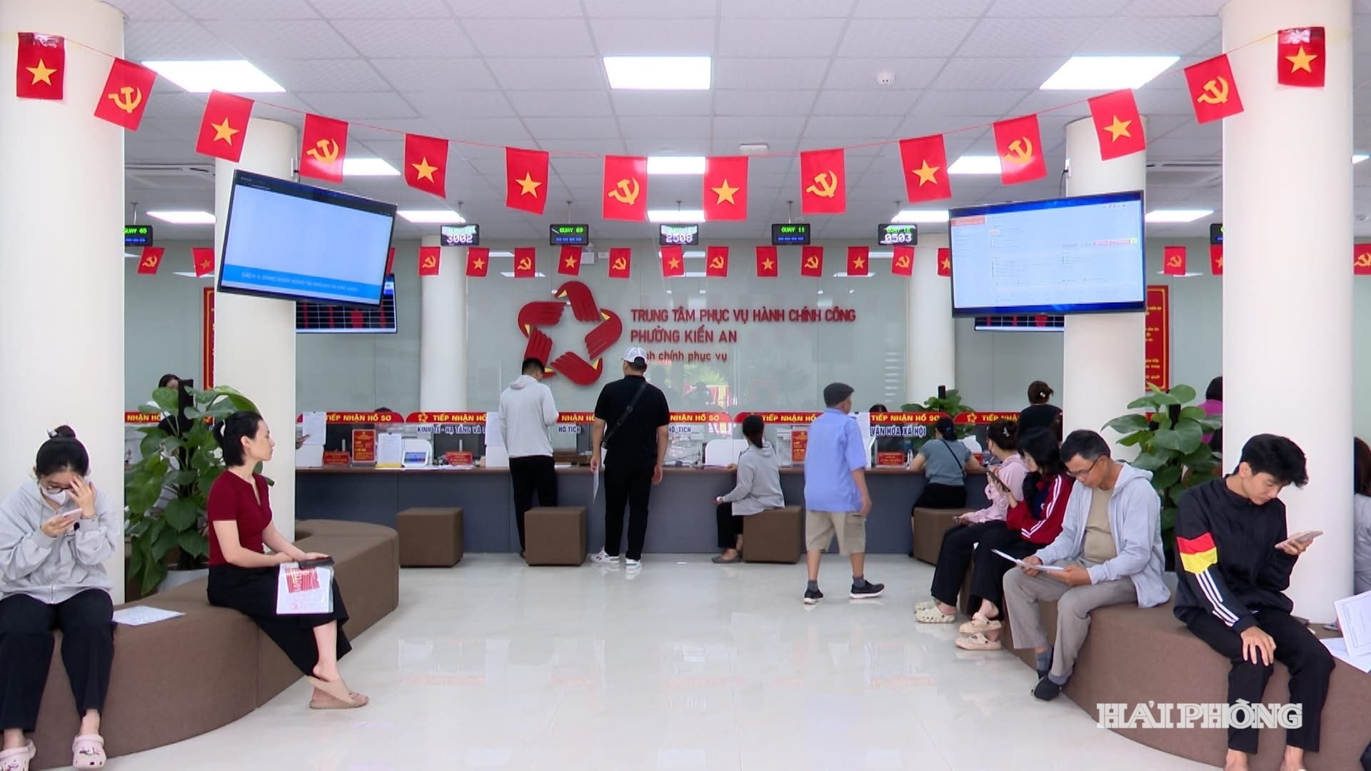 Người dân làm thủ tục hành chính tại Trung tâm Phục vụ hành chính công phường Kiến An.