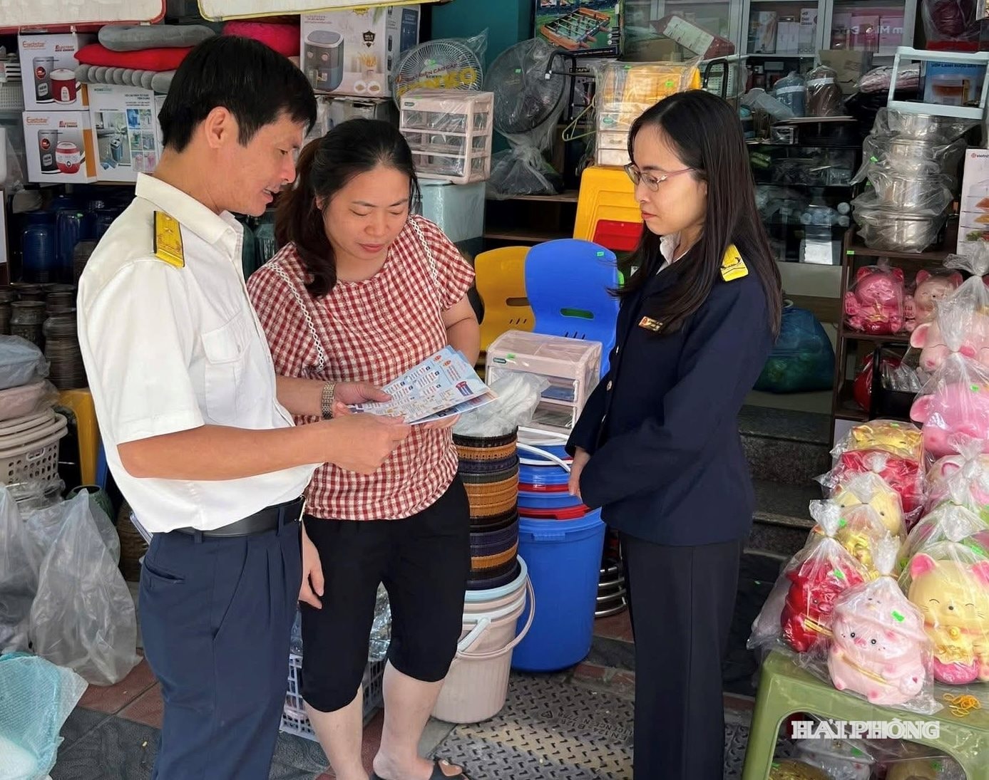 Đề xuất nâng mức doanh thu không chịu thuế lên 500 triệu đồng/năm đang được nhiều hộ kinh doanh quan tâm. Trong ảnh: Công chức Thuế cơ sở 1, Thuế Hải Phòng hướng dẫn hộ kinh doanh chuyển từ thuế khoán sang kê khai thuế.