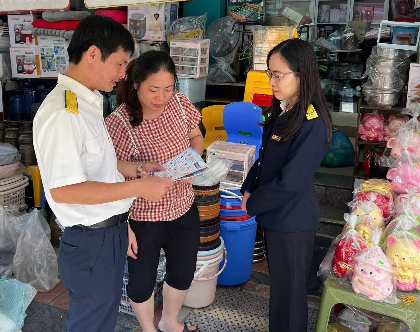 Đề xuất nâng mức doanh thu không chịu thuế từ 200 triệu đồng/năm lên 500 triệu đồng/năm đang được rất nhiều hộ kinh doanh quan tâm. Trong ảnh: Công chức Thuế cơ sở 1, Thuế Hải Phòng hướng dẫn hộ kinh doanh chuyển từ thuế khoán sang kê khai thuế.