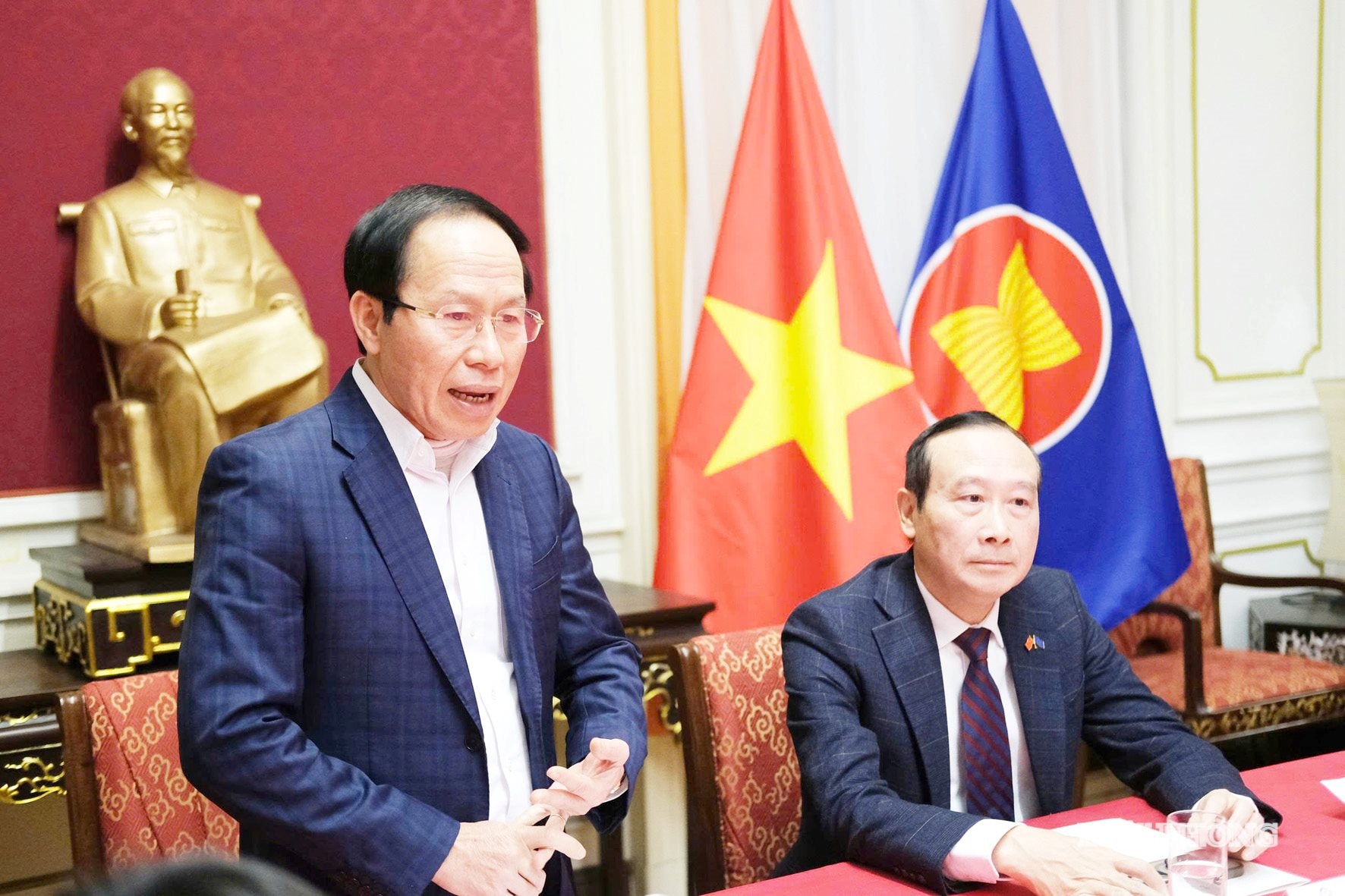 Đồng chí Lê Tiến Châu, Ủy viên Trung ương Đảng, Bí thư Thành uỷ, Trưởng Đoàn đại biểu Quốc hội thành phố chia sẻ những tiềm năng, thế mạnh của Hải Phòng