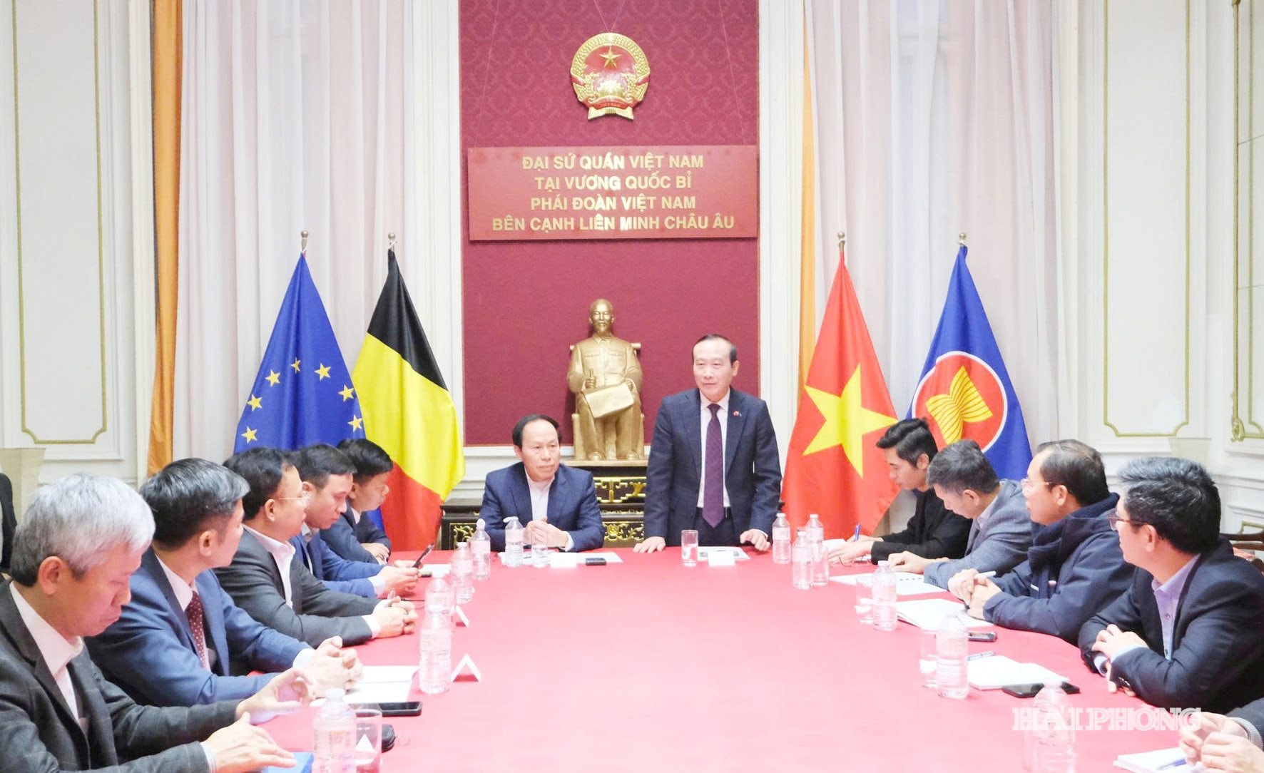 Đại sứ Nguyễn Văn Thảo cam kết sẽ hỗ trợ Hải Phòng tham gia các hoạt động xúc tiến đầu tư, thương mại, giáo dục, đào tạo...