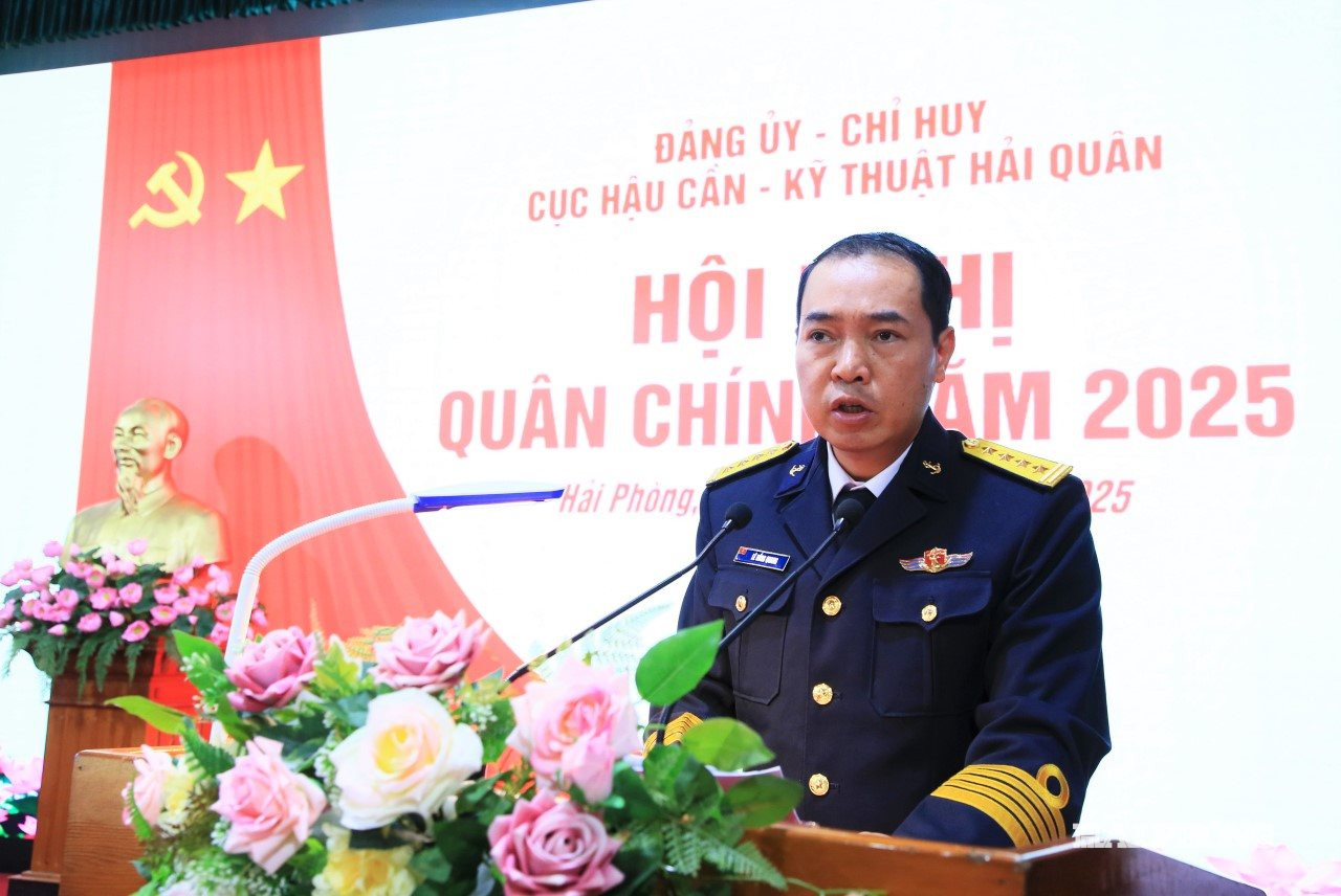 Đại tá Lê Hồng Quang, Chủ nhiệm Cục Hậu cần - Kỹ thuật Hải quân phát biểu tại hội nghị
