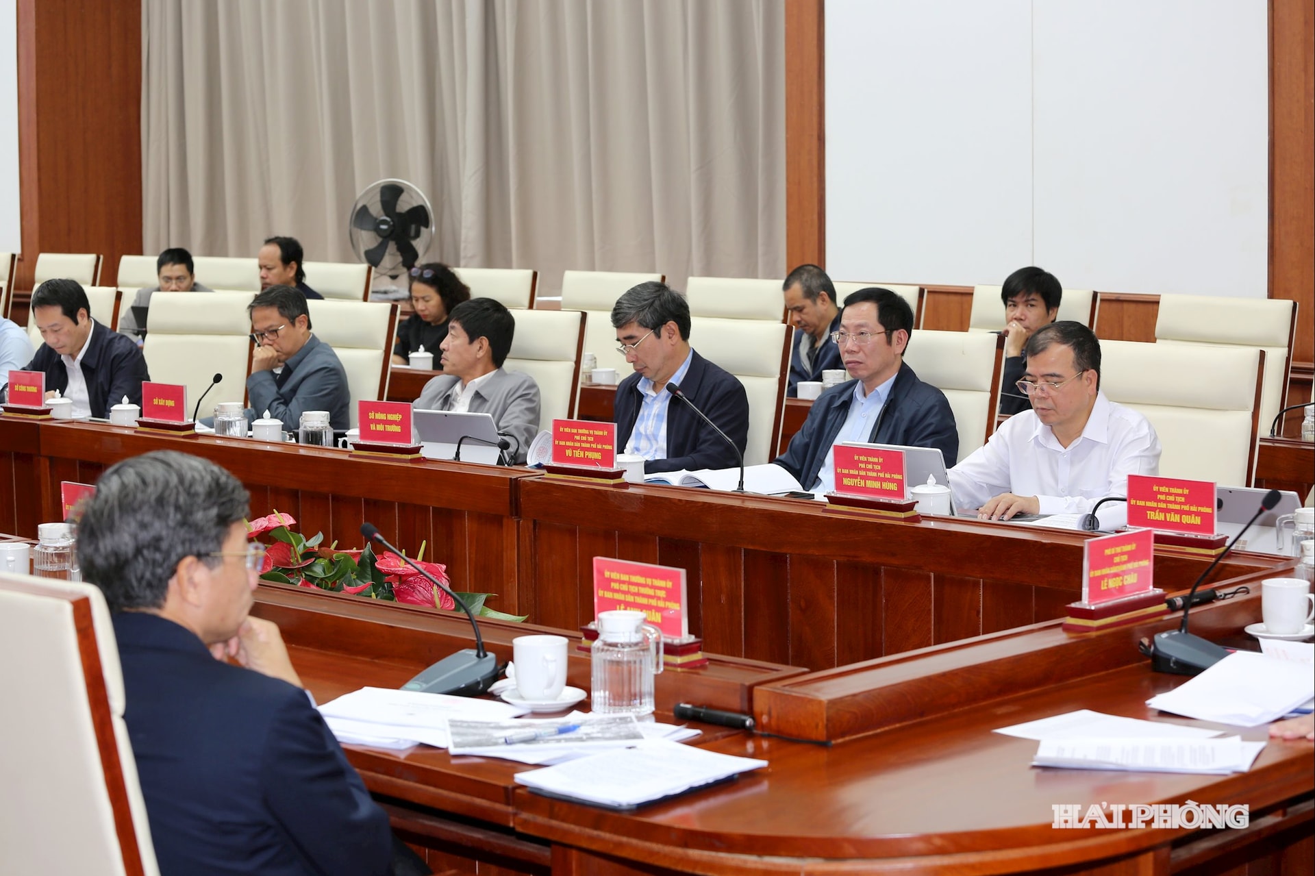 Đồng chí Lê Ngọc Châu, Phó bí thư Thành ủy, Chủ tịch UBND thành phố nghe báo cáo phương án đầu tư tu bổ tôn tạo Di tích Quốc gia đặc biệt Đền thờ Nguyễn Bỉnh Khiêm