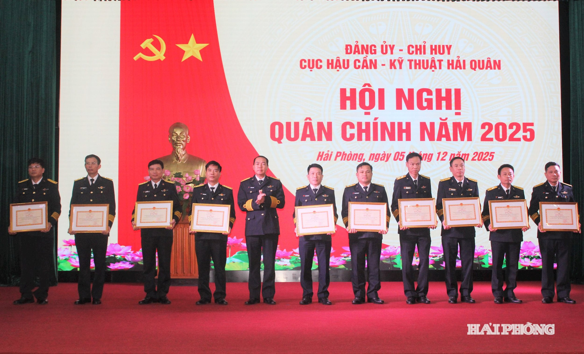Đại tá Lê Hồng Quang trao Bằng khen của Bộ Quốc phòng và Tổng cục Chính trị tặng các cá nhân đạt thành tích xuất sắc trong các nhiệm vụ