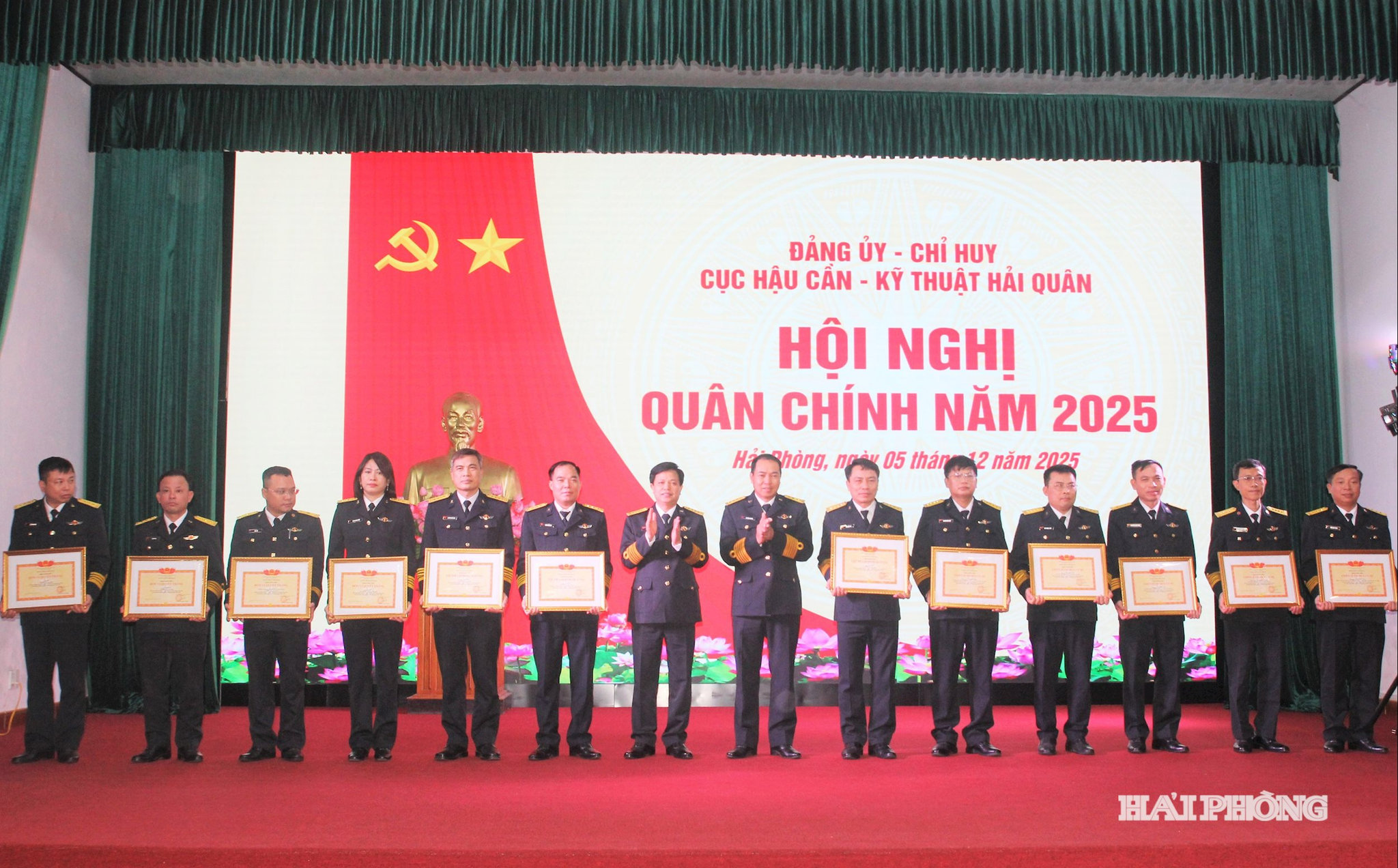 hủ trưởng Cục Hậu cần - Kỹ thuật trao thưởng các tập thể, cá nhân đạt danh hiệu Đơn vị quyết thắng, Đơn vị tiên tiến, Chiến sĩ thi đua cơ sở