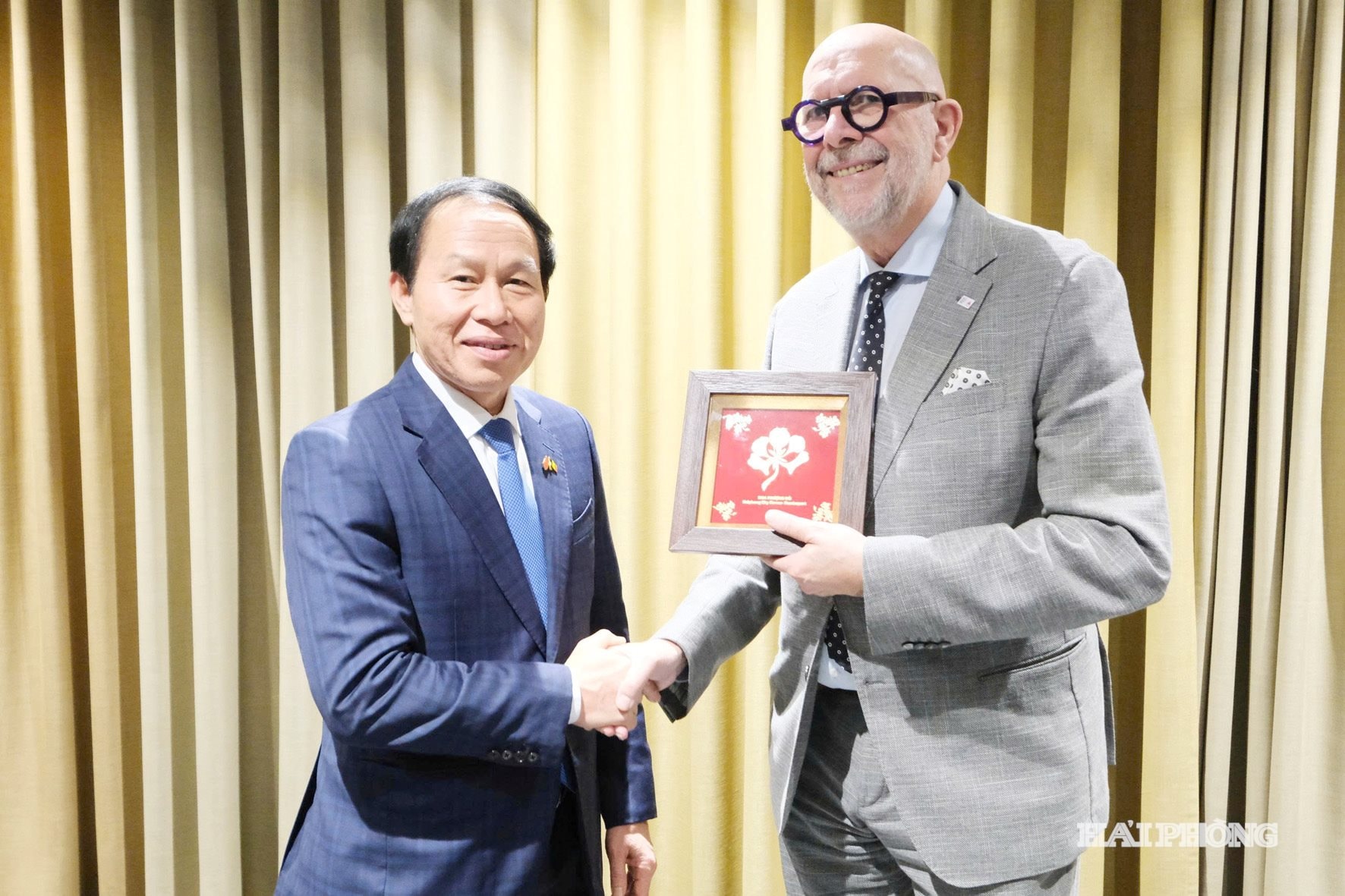 Le Tien Chau trabalha com Tinh em 1