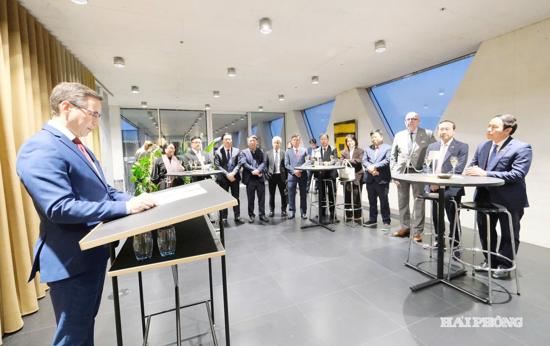 Le Tien Chau trabalha com Tinh