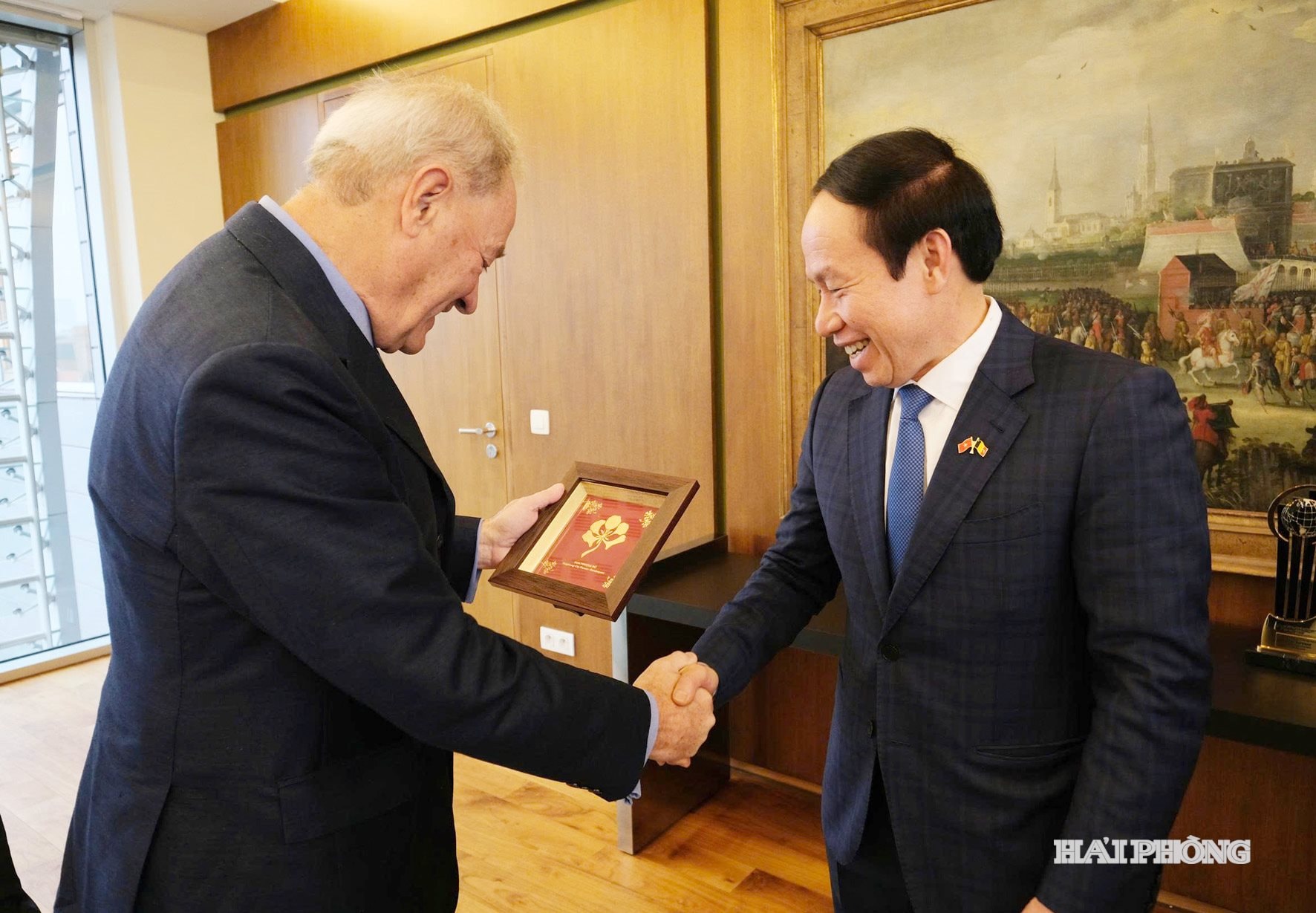 Le Tien Chau trabalha com Tinh AVH 1