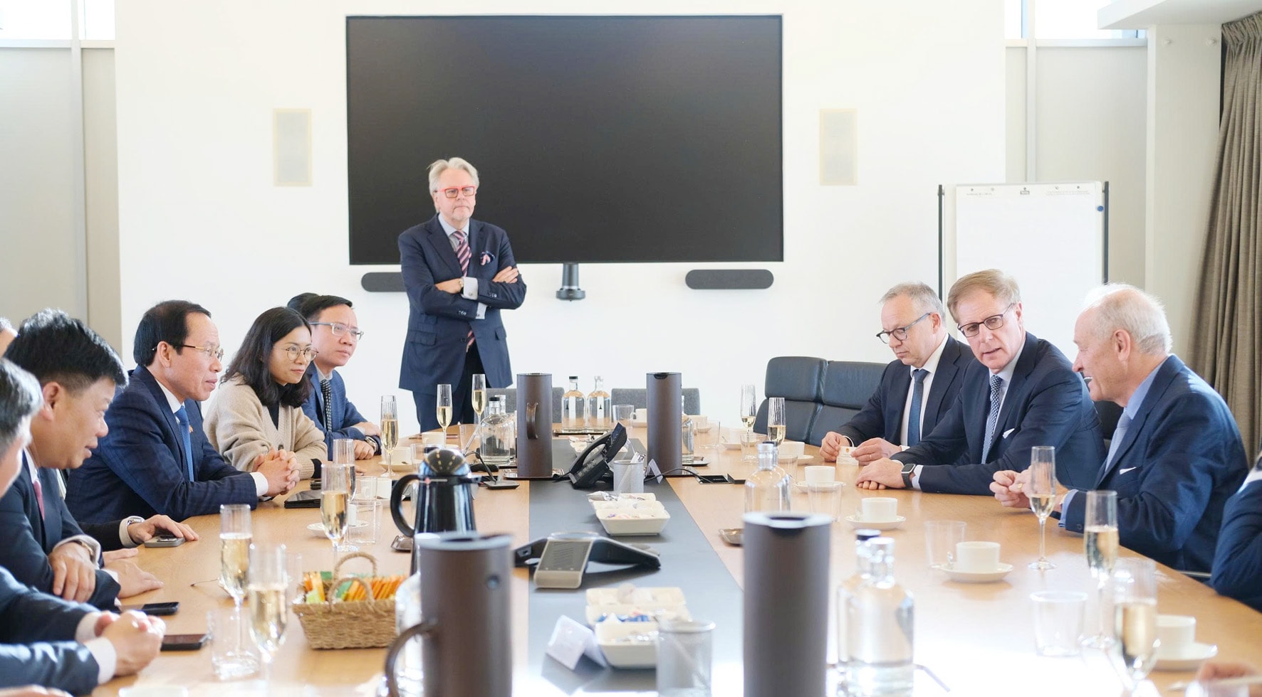 Le Tien Chau trabalha com Tinh AVH