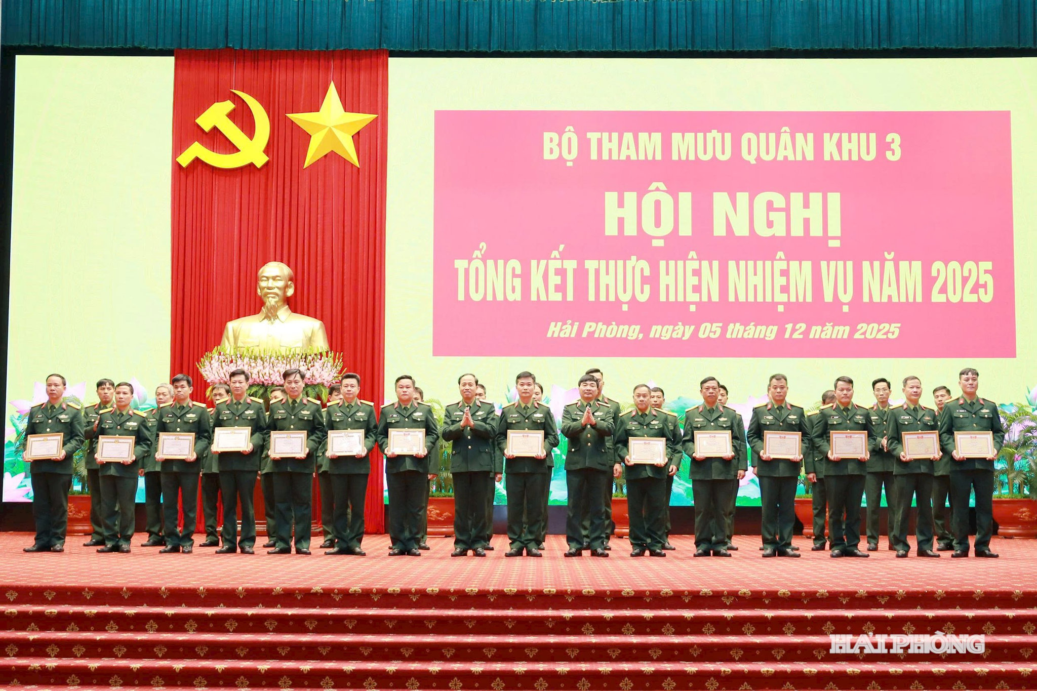Thiếu tướng Nguyễn Đức Dũng và Thiếu tướng Phạm Hoàng Long trao thưởng cho các tập thể, cá nhân đạt thành tích xuất sắc nhiệm vụ trong năm 2025