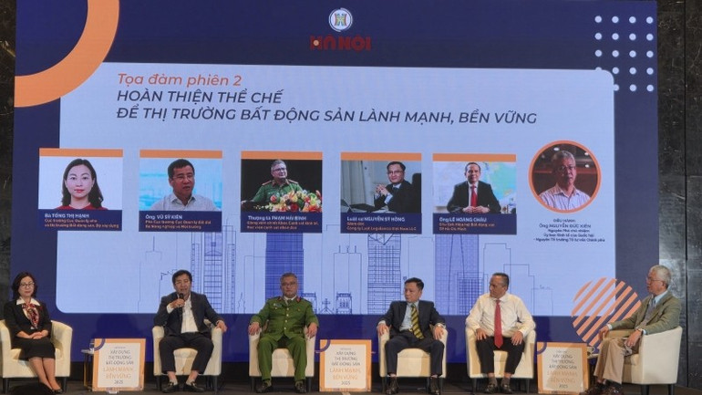 Nhà quản lý cùng các chuyên gia thảo luận về giải pháp cho thị trường bất động sản tại diễn đàn “Xây dựng thị trường bất động sản lành mạnh, bền vững 2025”. Trong ảnh: Qua
