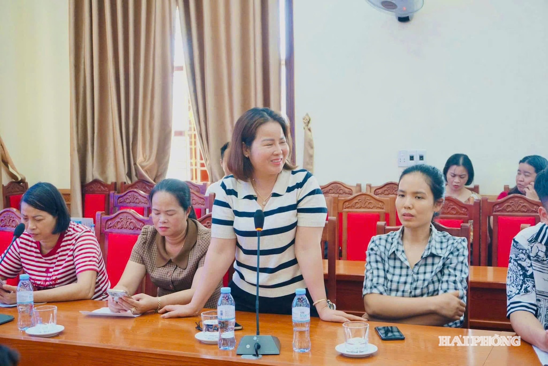 Chủ hộ kinh doanh cá thể trên địa bàn xã Kiến Thụy trao đổi về mức đóng, phương thức đóng khi tham gia bảo hiểm xã hội bắt buộc