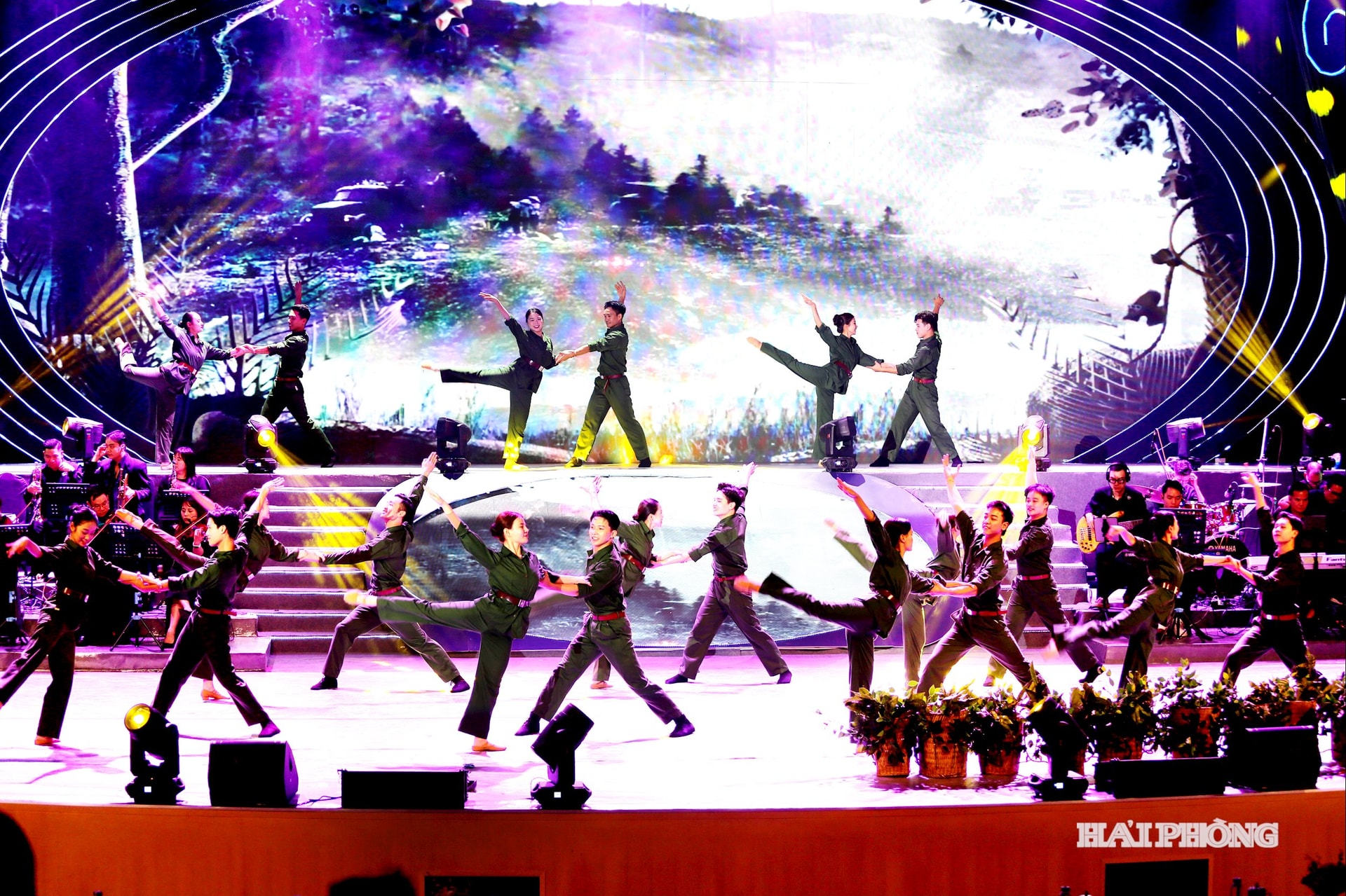 Artists and actors of the Contemporary Arts Theater perform at Do Nhuan's music night.