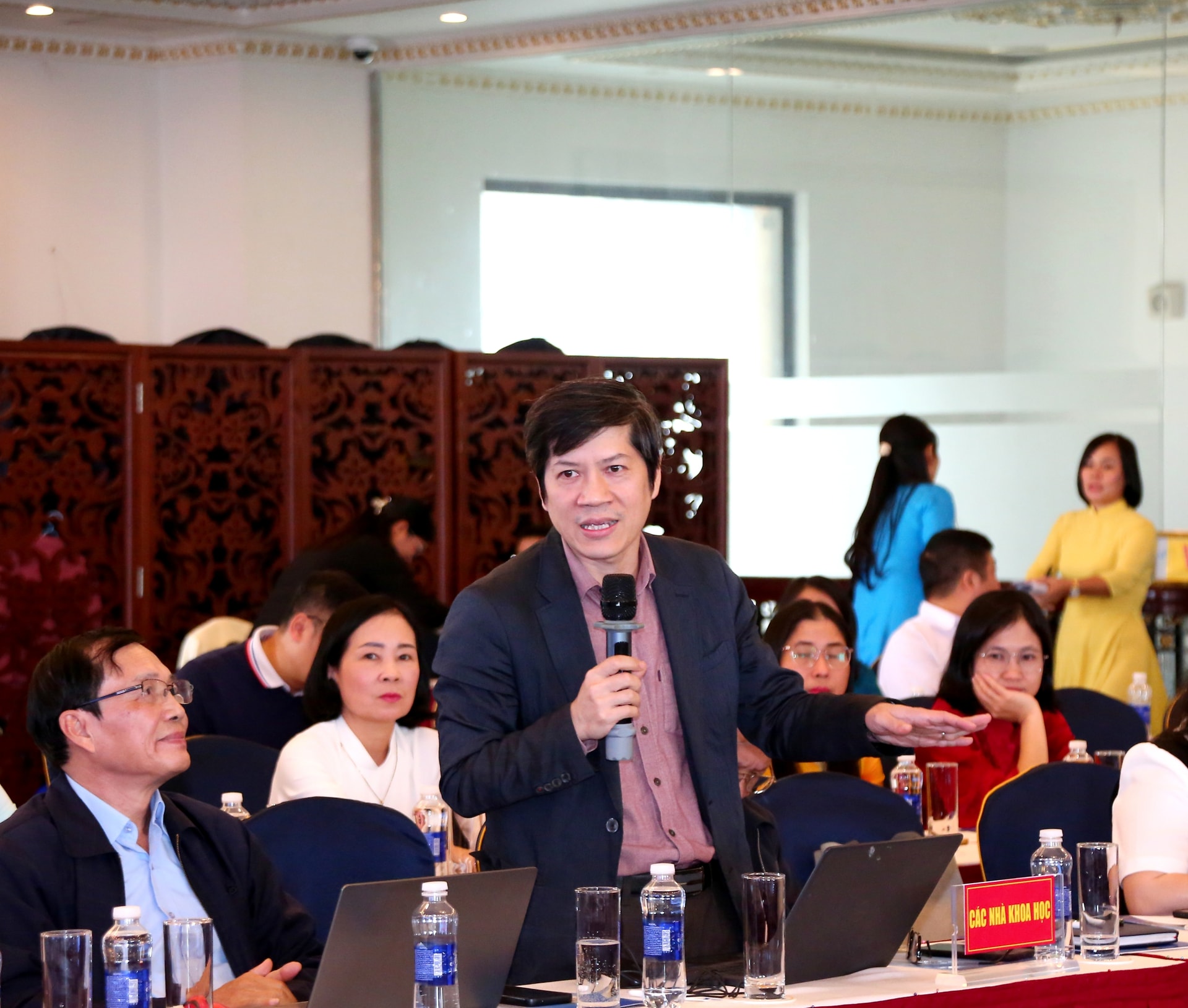 Oamenii de știință își exprimă opiniile la Atelierul științific - Identificarea și evaluarea documentelor și operelor lui Trang Trinh Nguyen Binh Khiem.