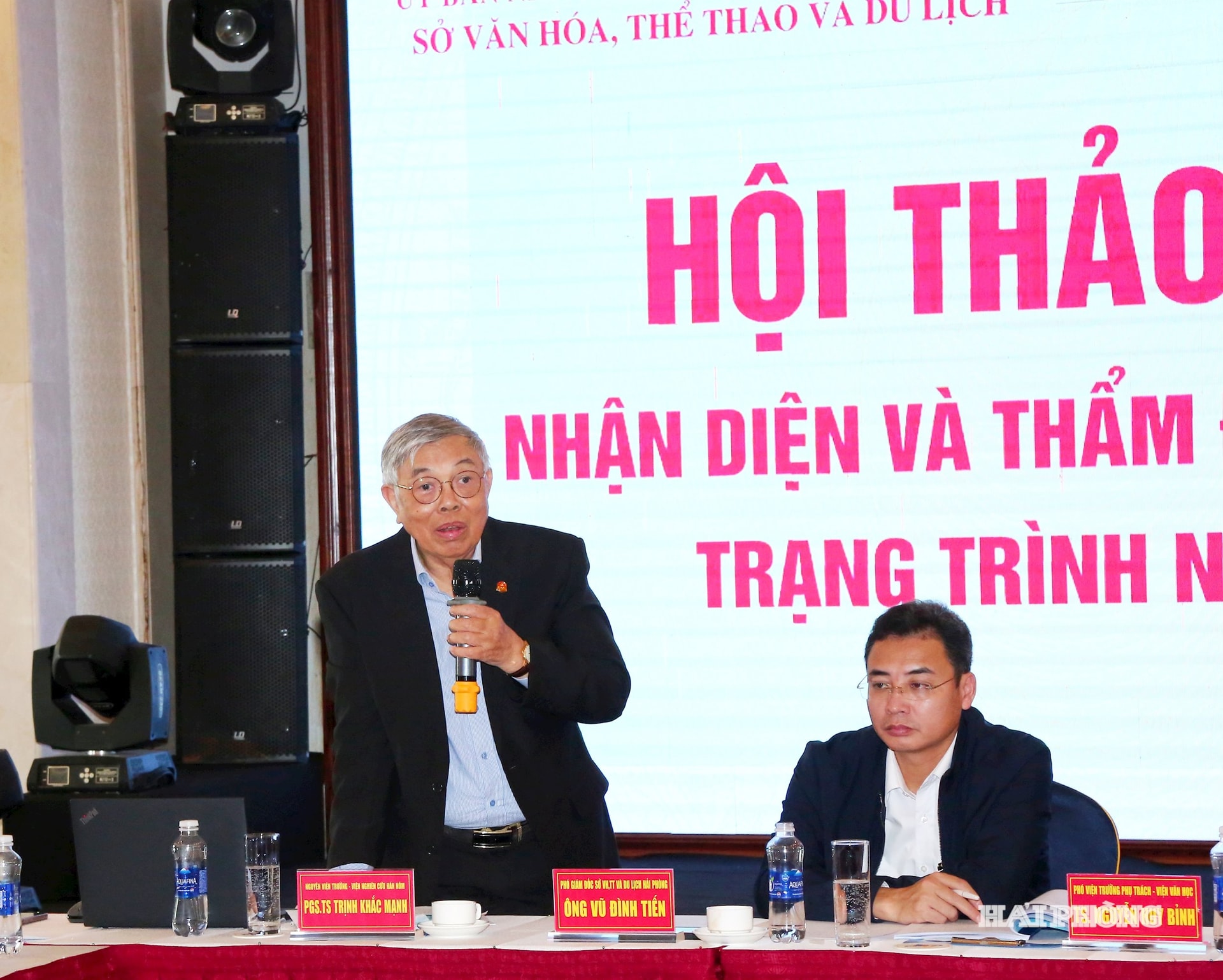 Profesorul asociat, Dr. Trinh Khac Manh, fost director al Institutului de Studii Han Nom, a vorbit la Atelierul științific - Identificarea și evaluarea documentelor și operelor lui Trang Trinh Nguyen Binh Khiem.