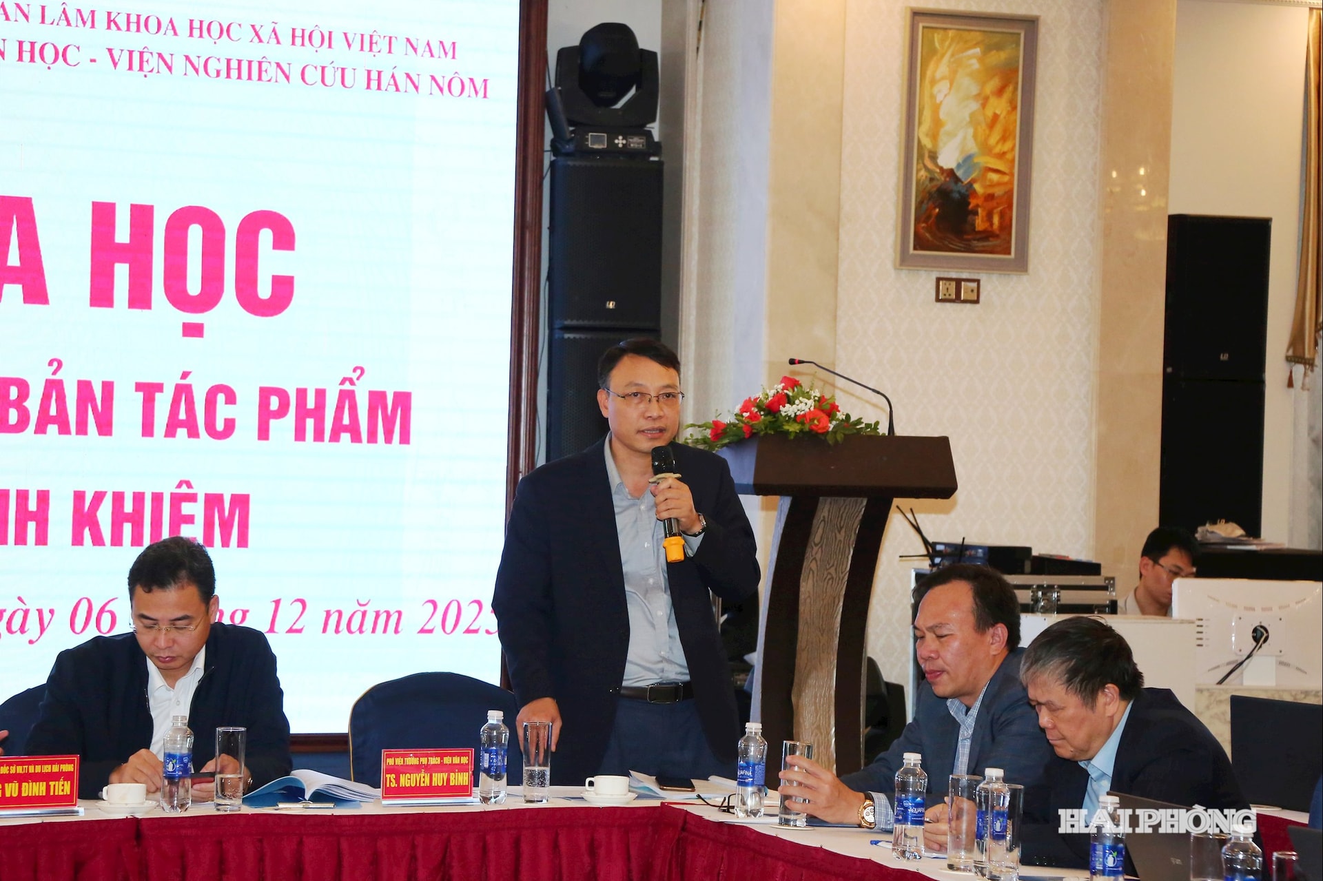 Dr. Nguyen Huy Binh, director adjunct responsabil cu Institutul de Literatură, a prezidat atelierul.