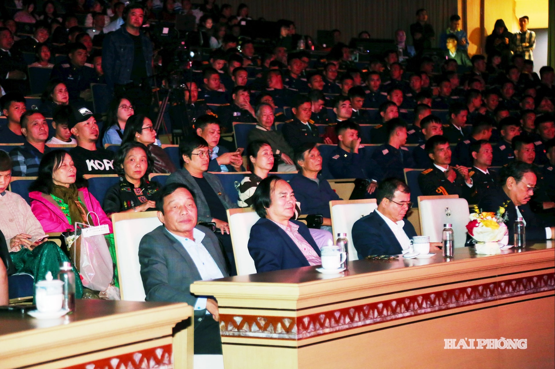 Stadtoberhäupter, Abteilungen, Zweigstellen und Musikliebhaber kamen, um Do Nhuans Musik – Klänge des Lebens – zu genießen.