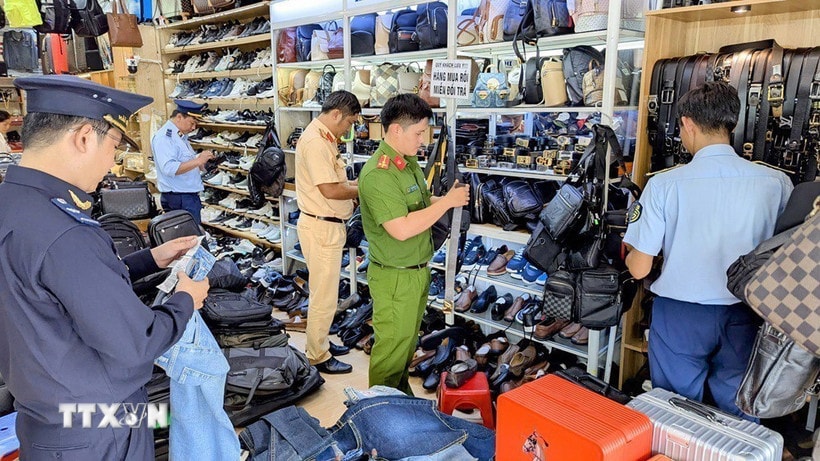 Tổ liên ngành tỉnh An Giang kiểm tra, phát hiện và thu giữ số lượng lớn hàng hóa không rõ nguồn gốc bị tại một cửa hàng giữ trung tâm thành phố Long Xuyên. (Ảnh: TTXVN phát)